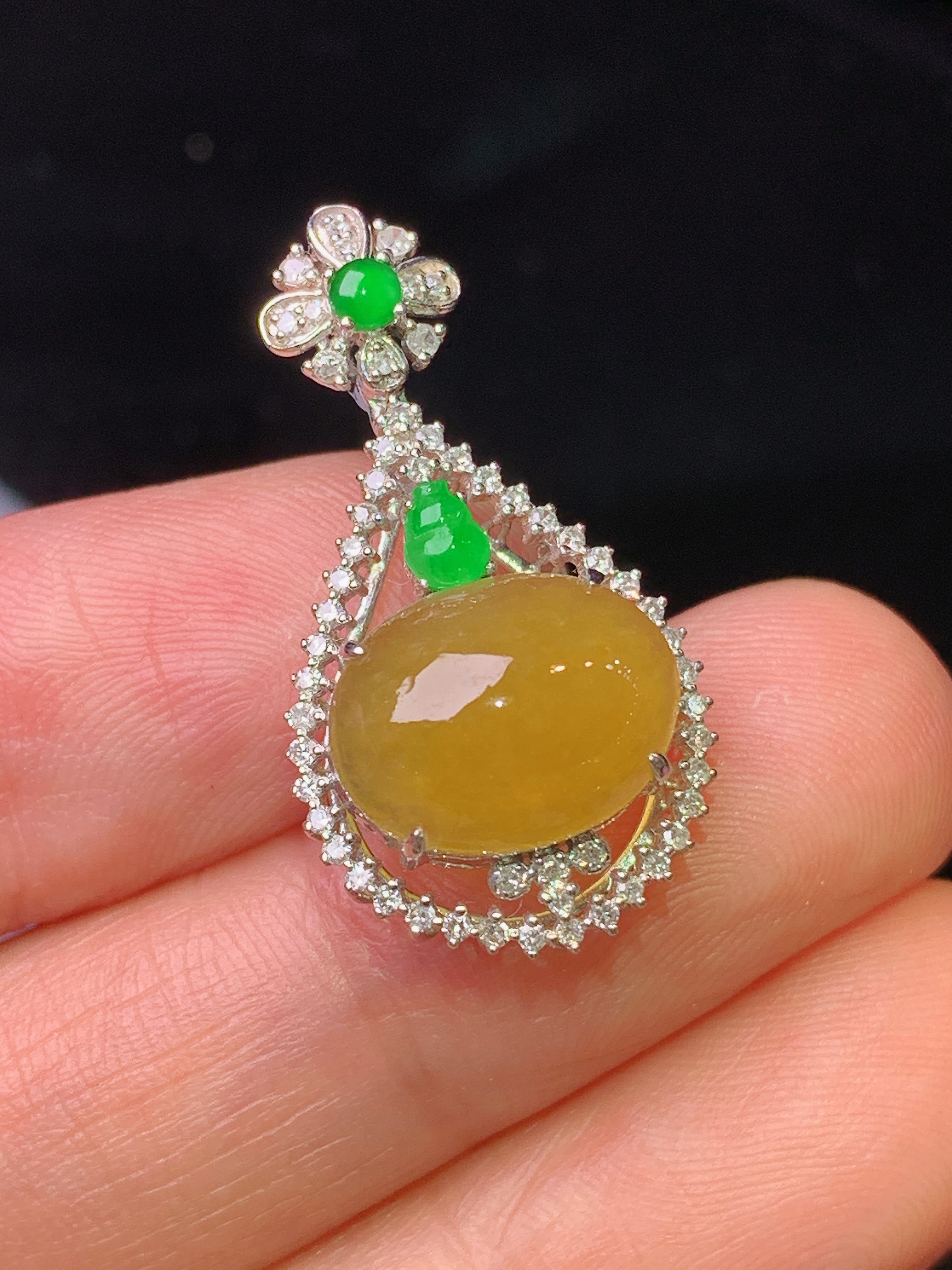 18k金钻镶嵌黄翡蛋面吊坠 玉质细腻 色泽艳丽 整体尺寸27.2*14.6*8.7x2