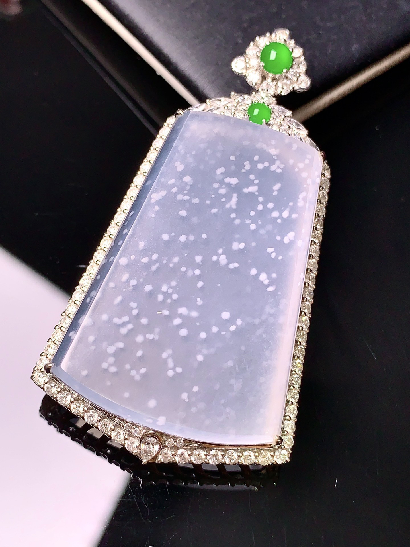 18k金钻镶嵌木那料雪花棉无事牌吊坠 玉质细腻 色泽清新艳丽 整体尺寸53.2*28.5*9.5t1