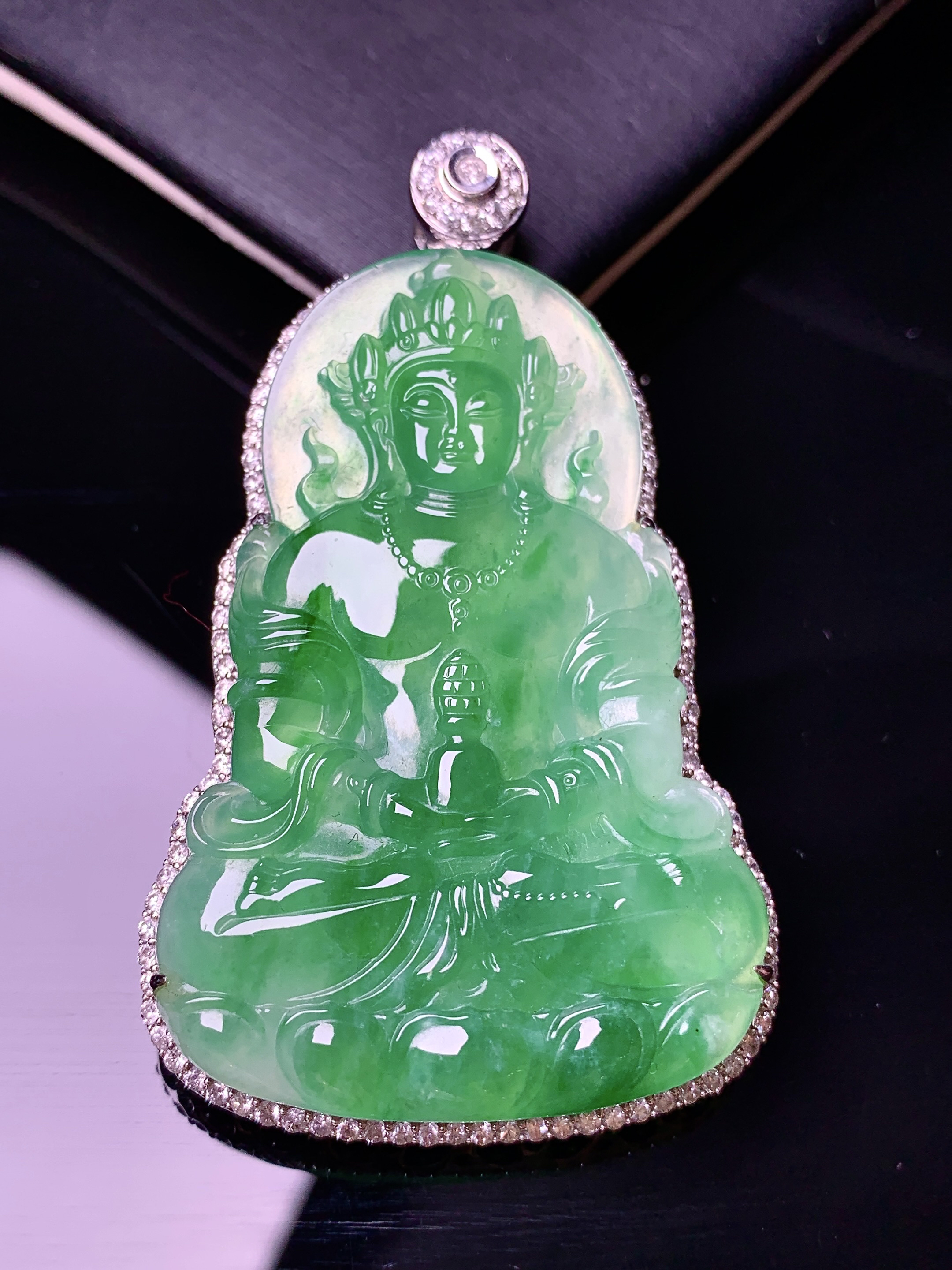 18k金钻镶嵌翠绿度母观音吊坠 玉质细腻 色泽艳丽 整体尺寸60.6*35.7*9.2t3