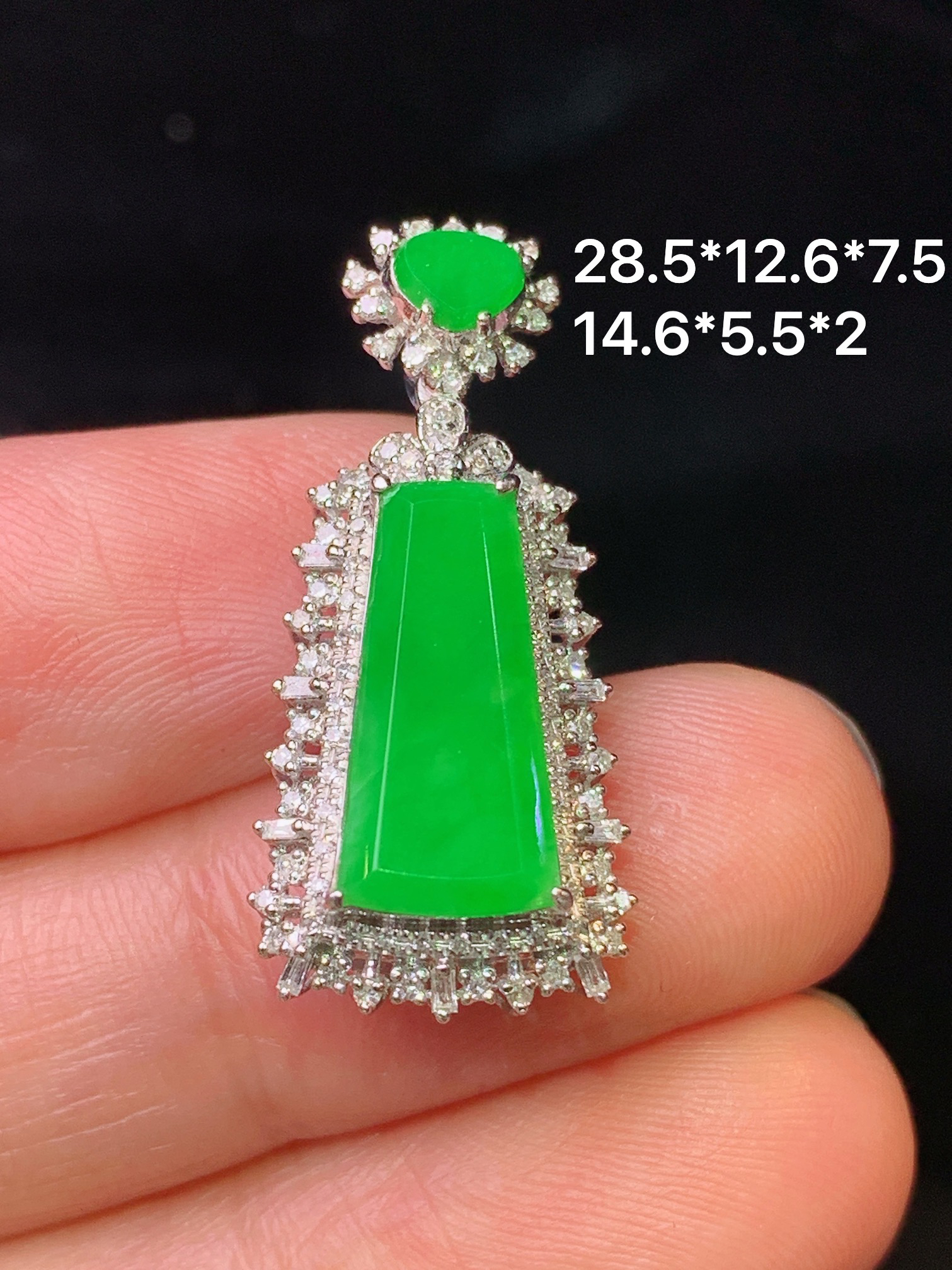 18k金钻镶嵌翠绿无事牌吊坠 玉质细腻 色泽艳丽 整体尺寸26.5*12.2*7x2