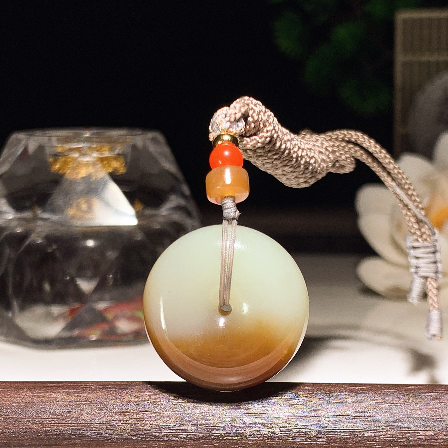 新疆和田玉白且末糖平安扣挂件。尺寸23/10重12.7克。玉质细腻油润。手推出油。佩戴高端典雅。lt260309