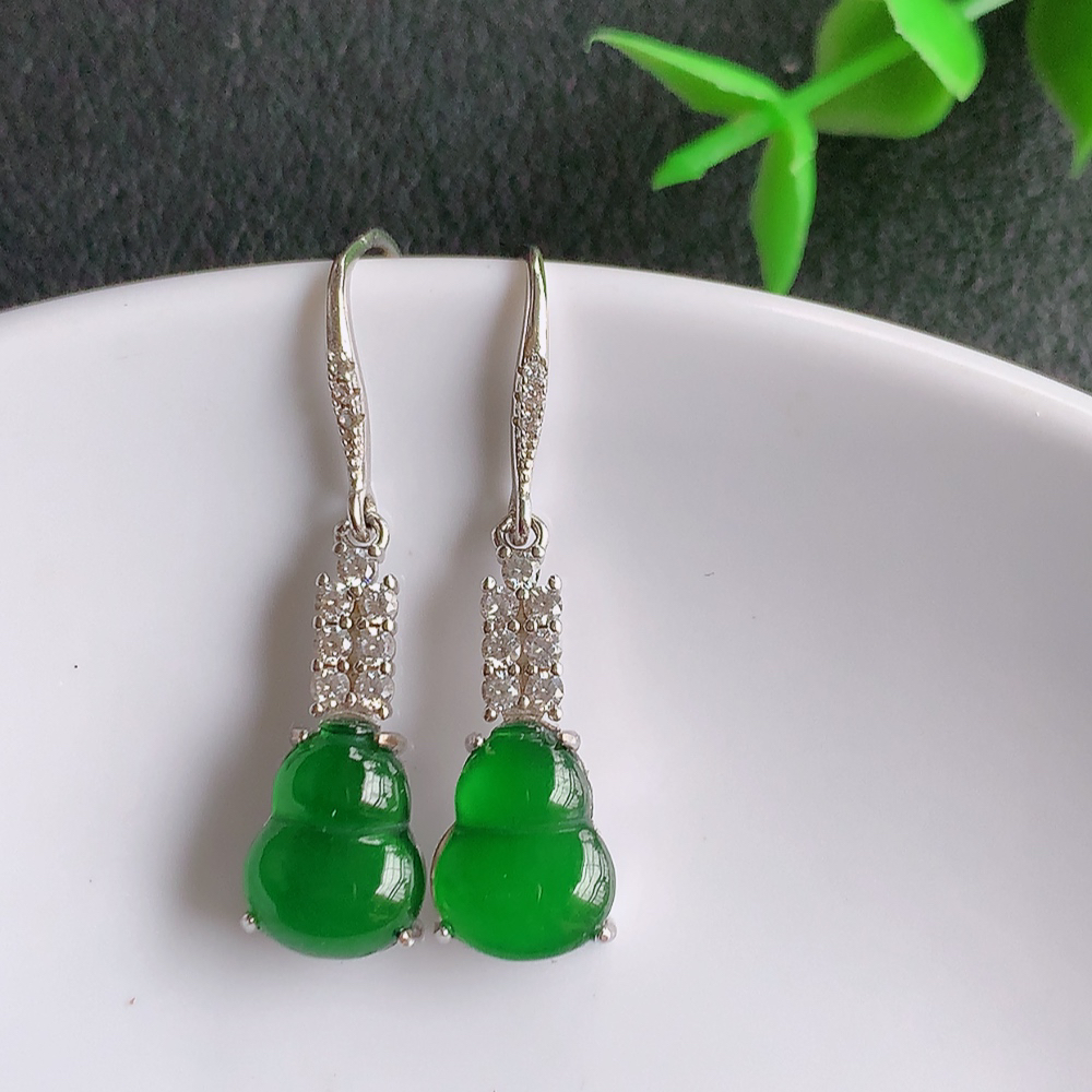冰透满绿翡翠葫芦耳坠，自然光实拍，翠色灵动，颜色漂亮，种老水足，品相佳，佩戴佳品！W481.9  取一尺寸：20-7.8-4.8mm  裸石尺寸：10-7.8mm