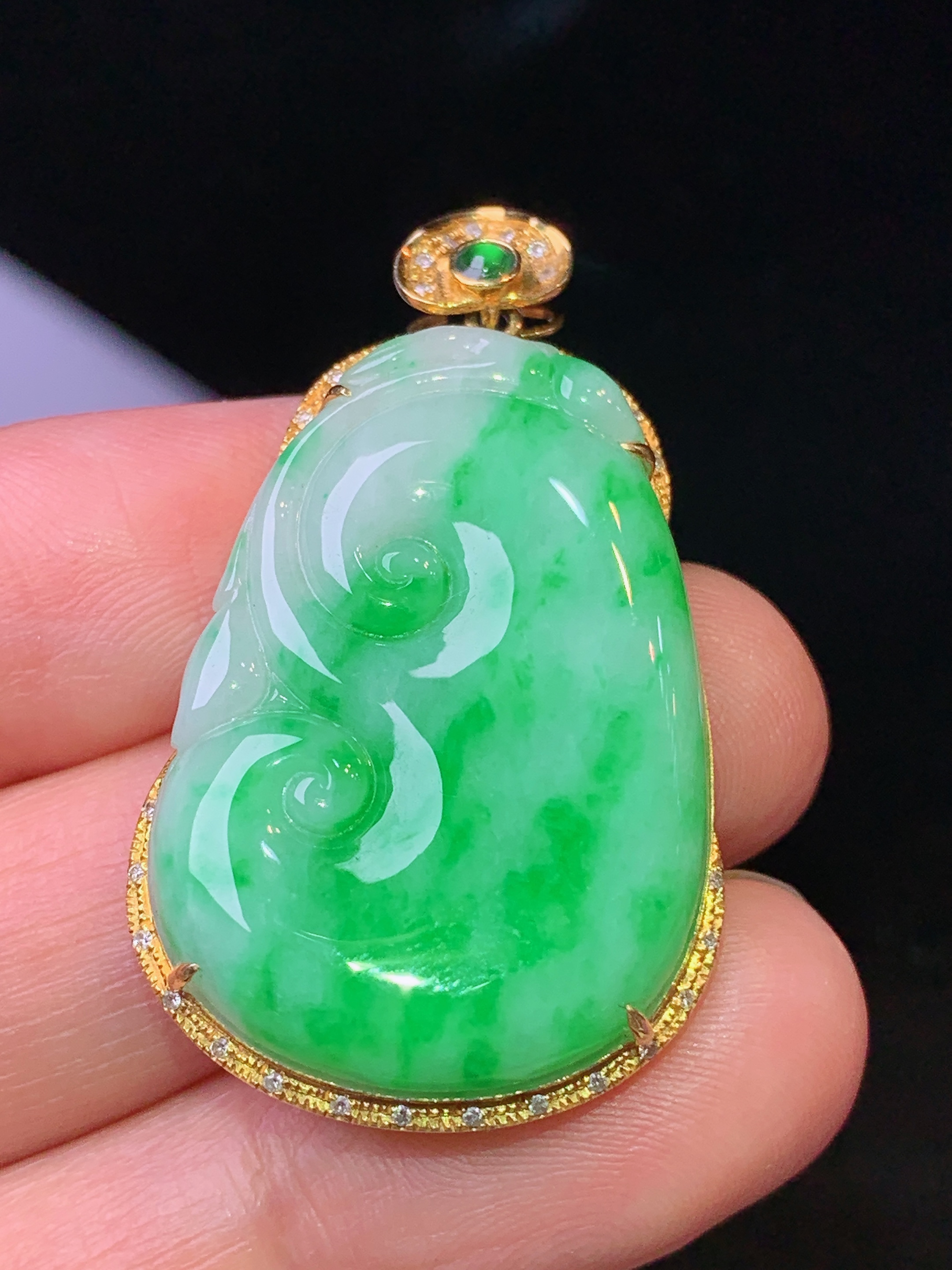 18k金钻镶嵌翠绿如意吊坠 玉质细腻 色泽艳丽清新 水润亮眼 整体尺寸38.5*22.5*6j1