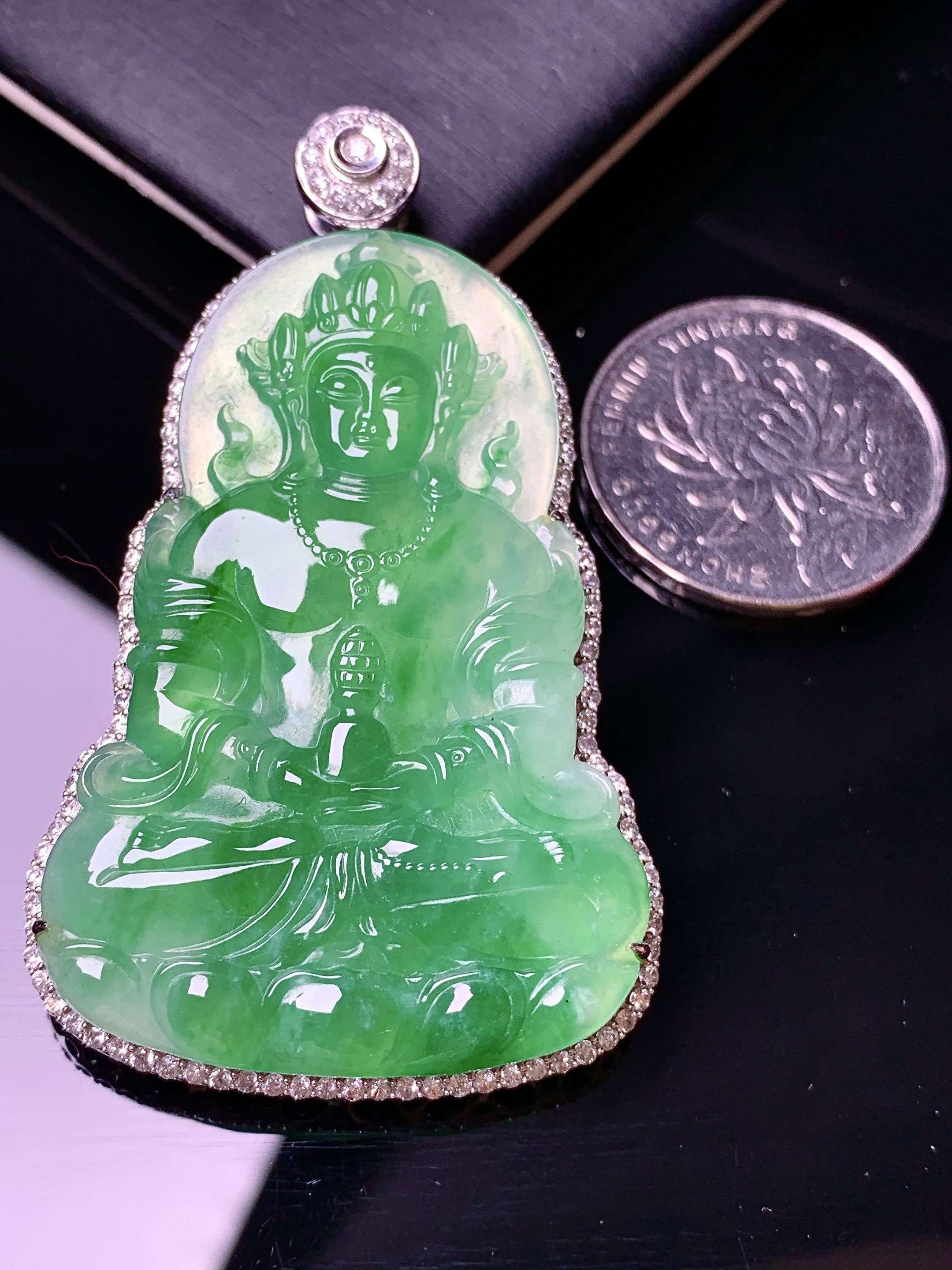 18k金钻镶嵌翠绿度母观音吊坠 玉质细腻 色泽艳丽 整体尺寸60.6*35.7*9.2t3
