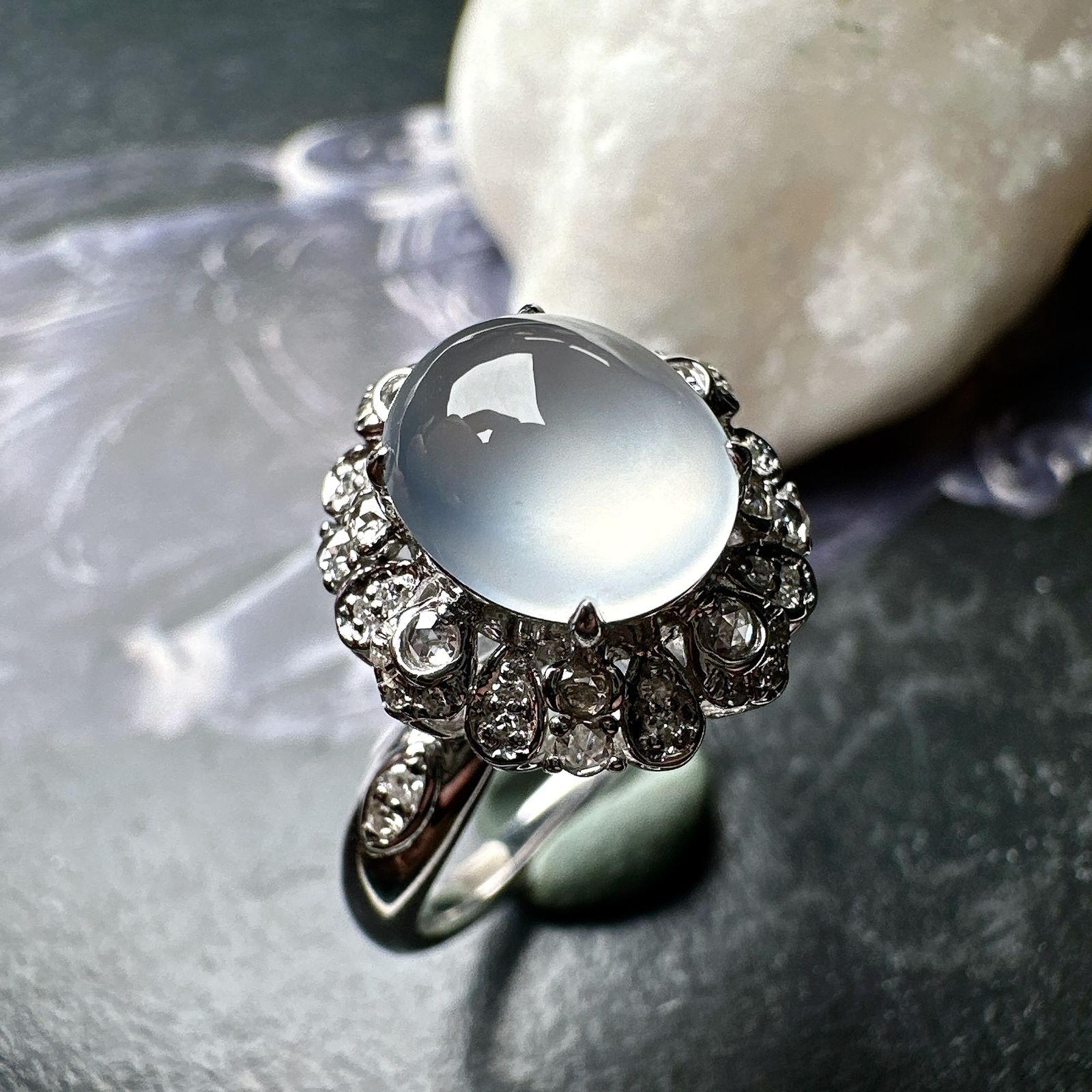 【冰种蛋面戒指】质地细腻，饱满度很好，晶莹剔透，18k金钻镶嵌，裸石尺寸8.6*7.4*4.6毫米