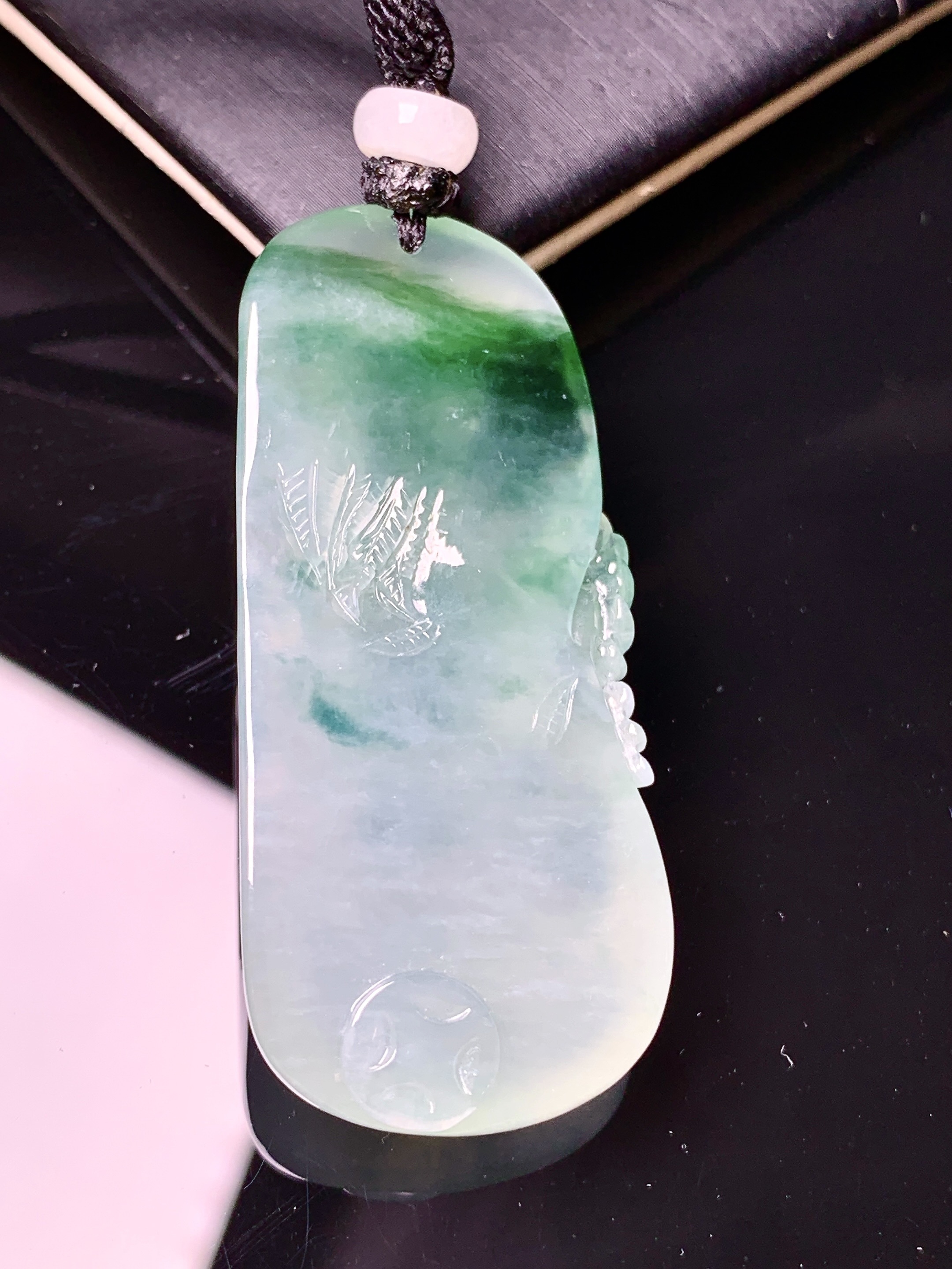 飘绿花开富贵吊坠 玉质细腻 色泽艳丽清新 水润亮眼 整体尺寸52.5*25.6*10.2L1