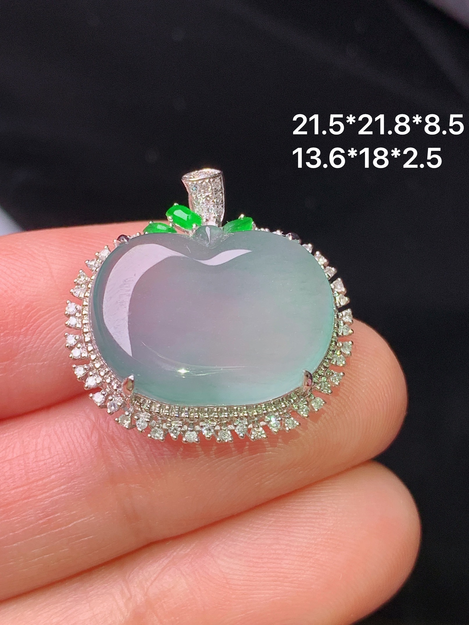 18k金钻镶嵌冰种苹果吊坠 玉质细腻 色泽艳丽 整体尺寸21.5*21.5*8.5x2