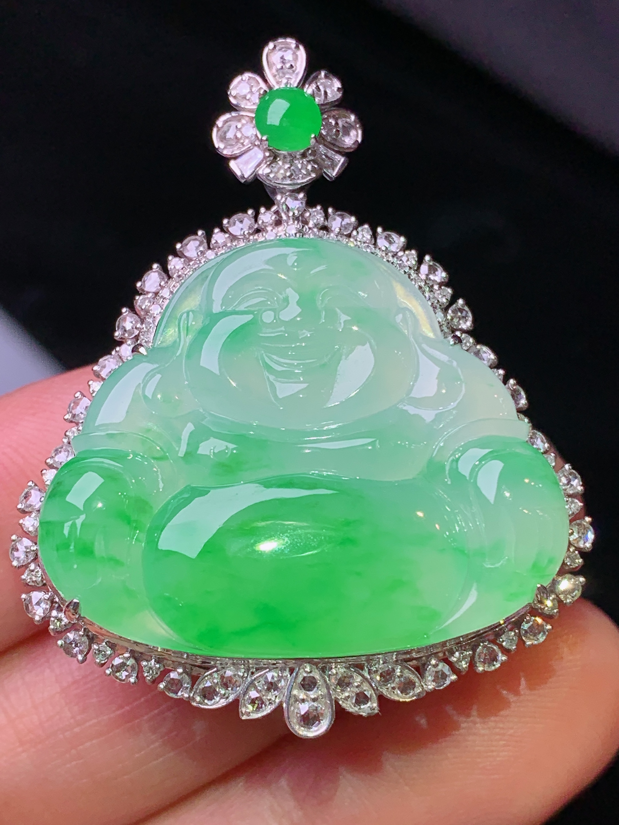 18k金钻镶嵌翠绿佛公吊坠 玉质细腻 色泽艳丽 整体尺寸41*33.2*11.8x2