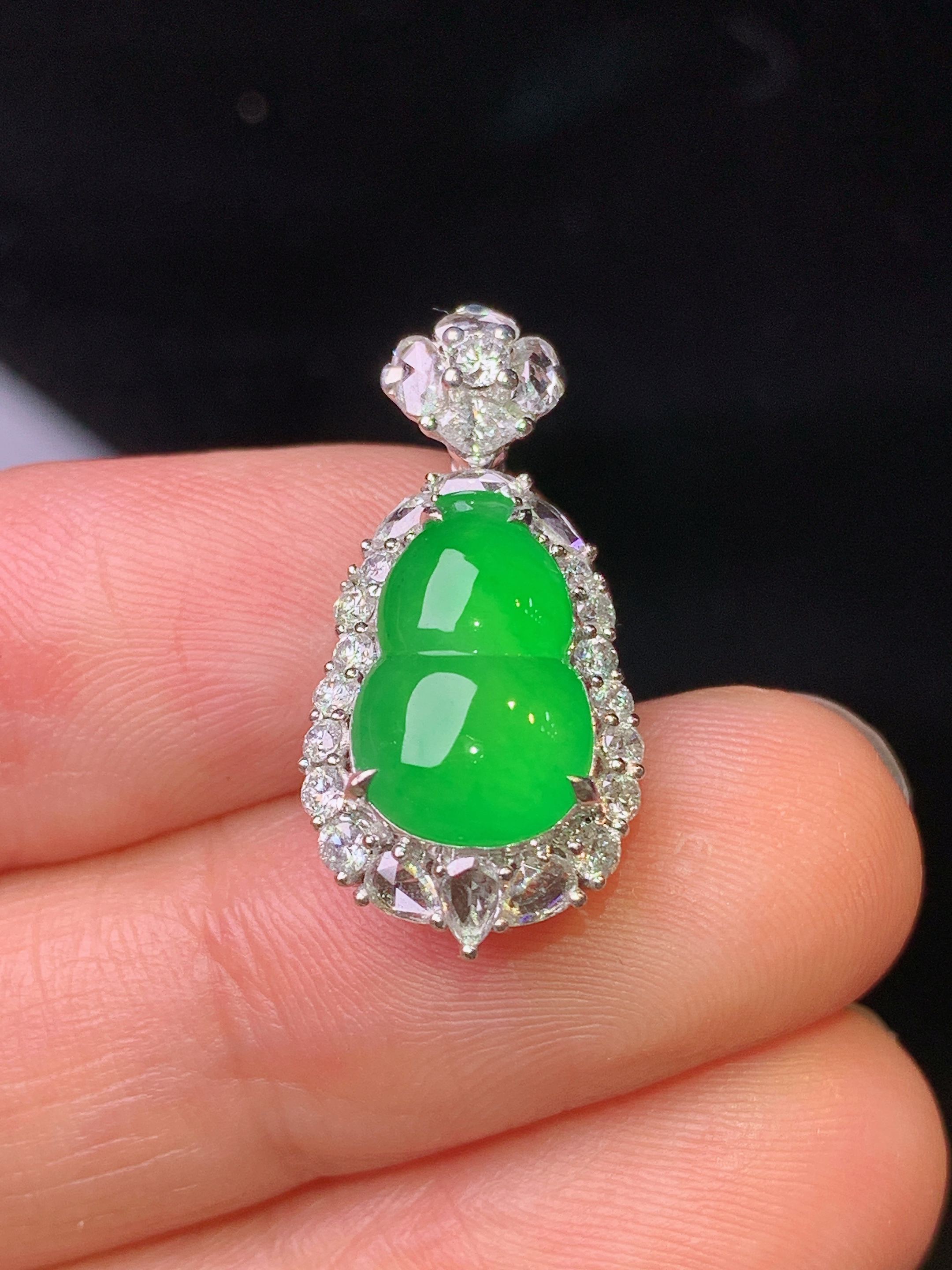 18k金钻镶嵌满绿葫芦吊坠 玉质细腻 色泽艳丽 整体尺寸23.3*11.3*8.8t2