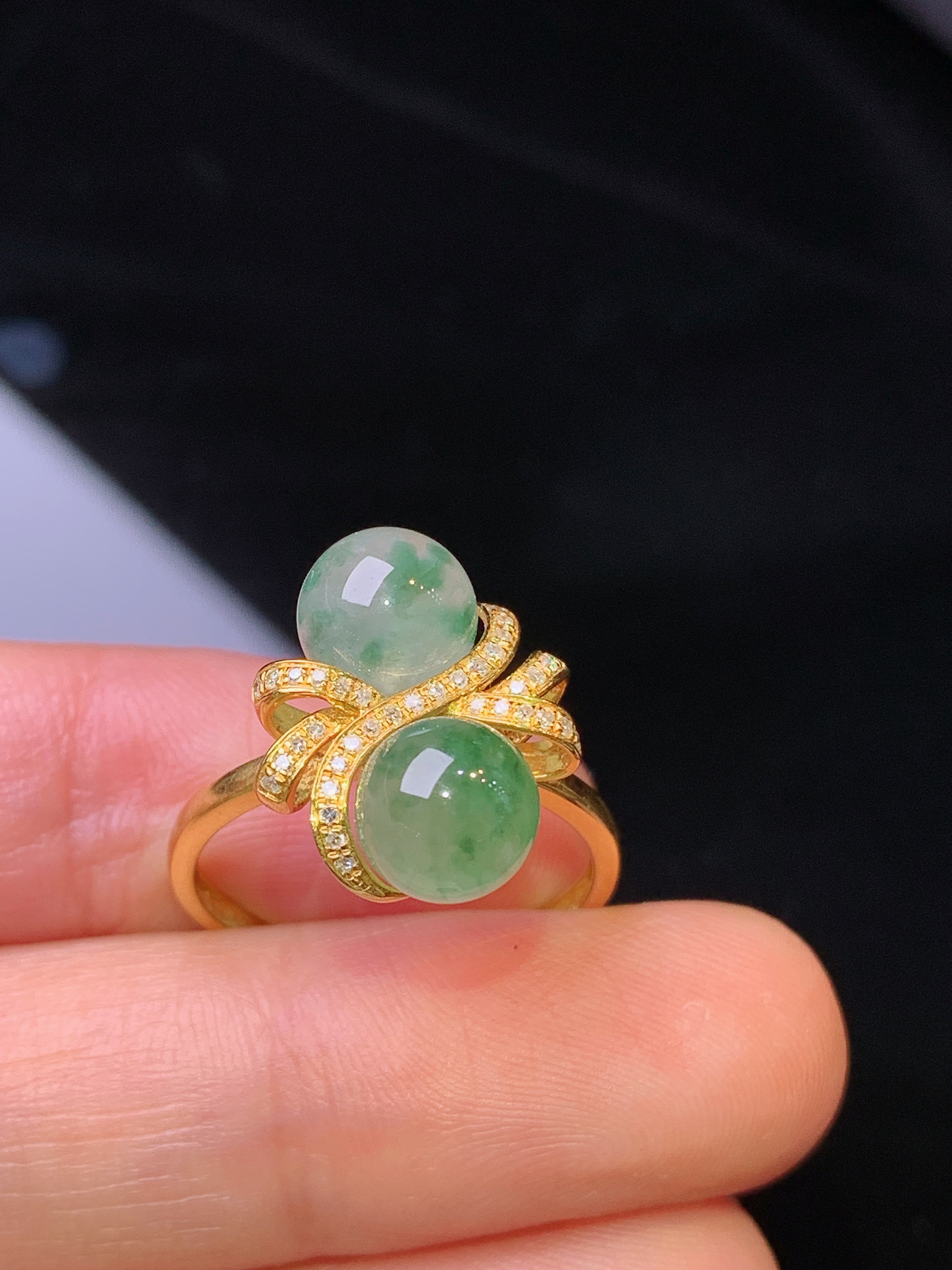 18k金钻镶嵌飘绿圆珠戒指 玉质细腻 色泽艳丽 圈口14 整体尺寸7t1