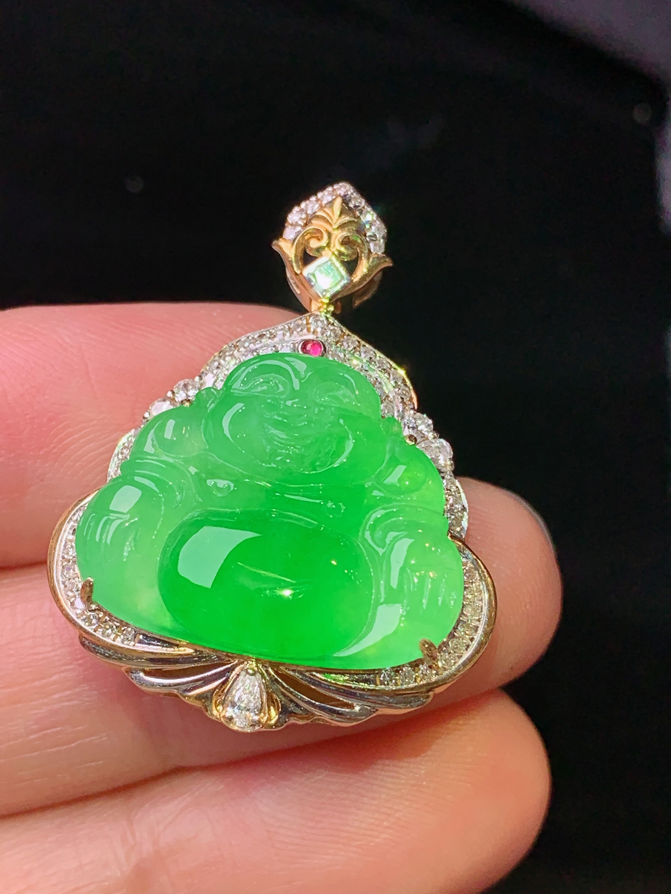 18k金钻镶嵌翠绿佛公吊坠 玉质细腻 色泽艳丽 整体尺寸31.2*24*9.8t2