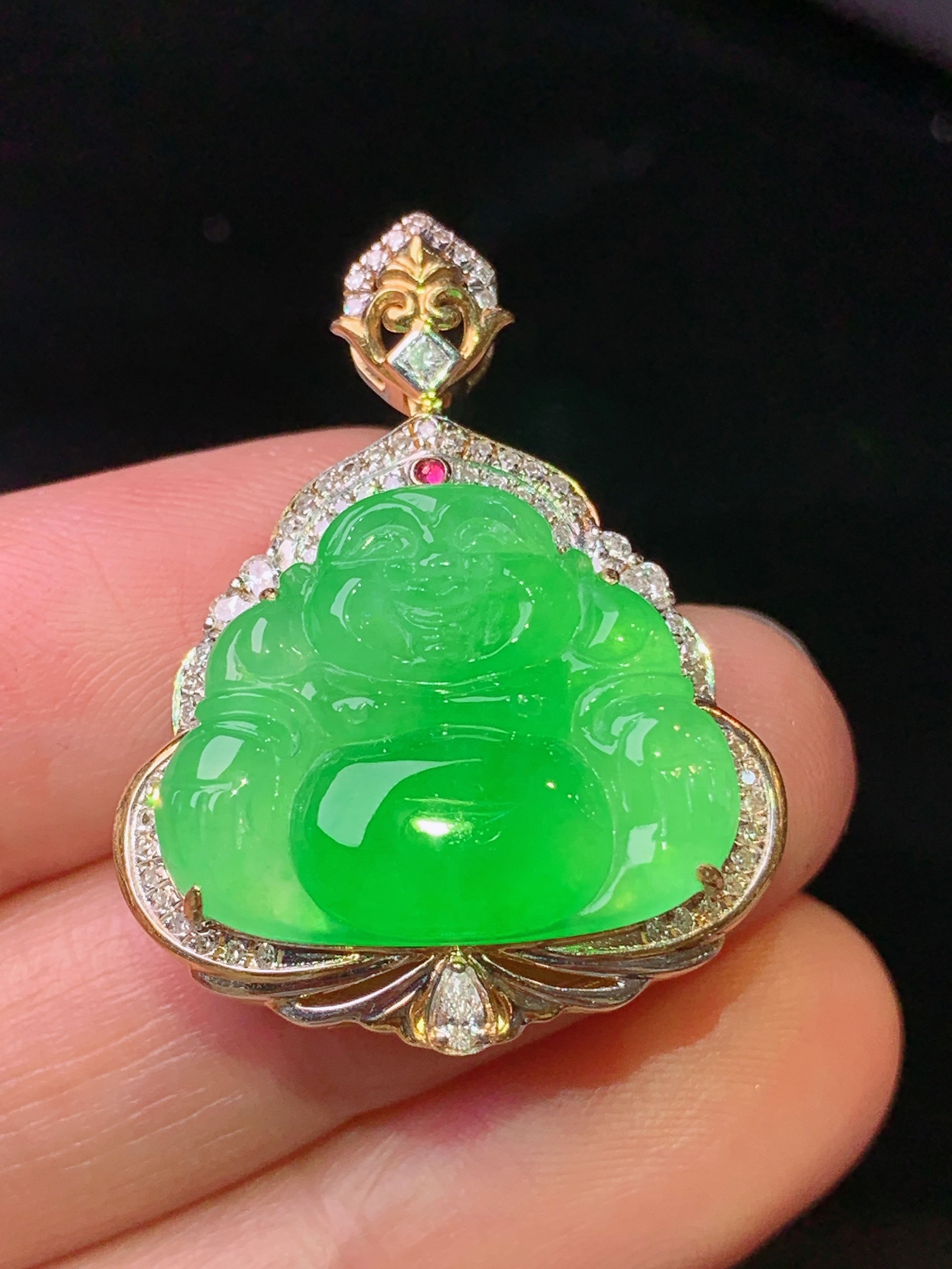 18k金钻镶嵌翠绿佛公吊坠 玉质细腻 色泽艳丽 整体尺寸31.2*24*9.8t2