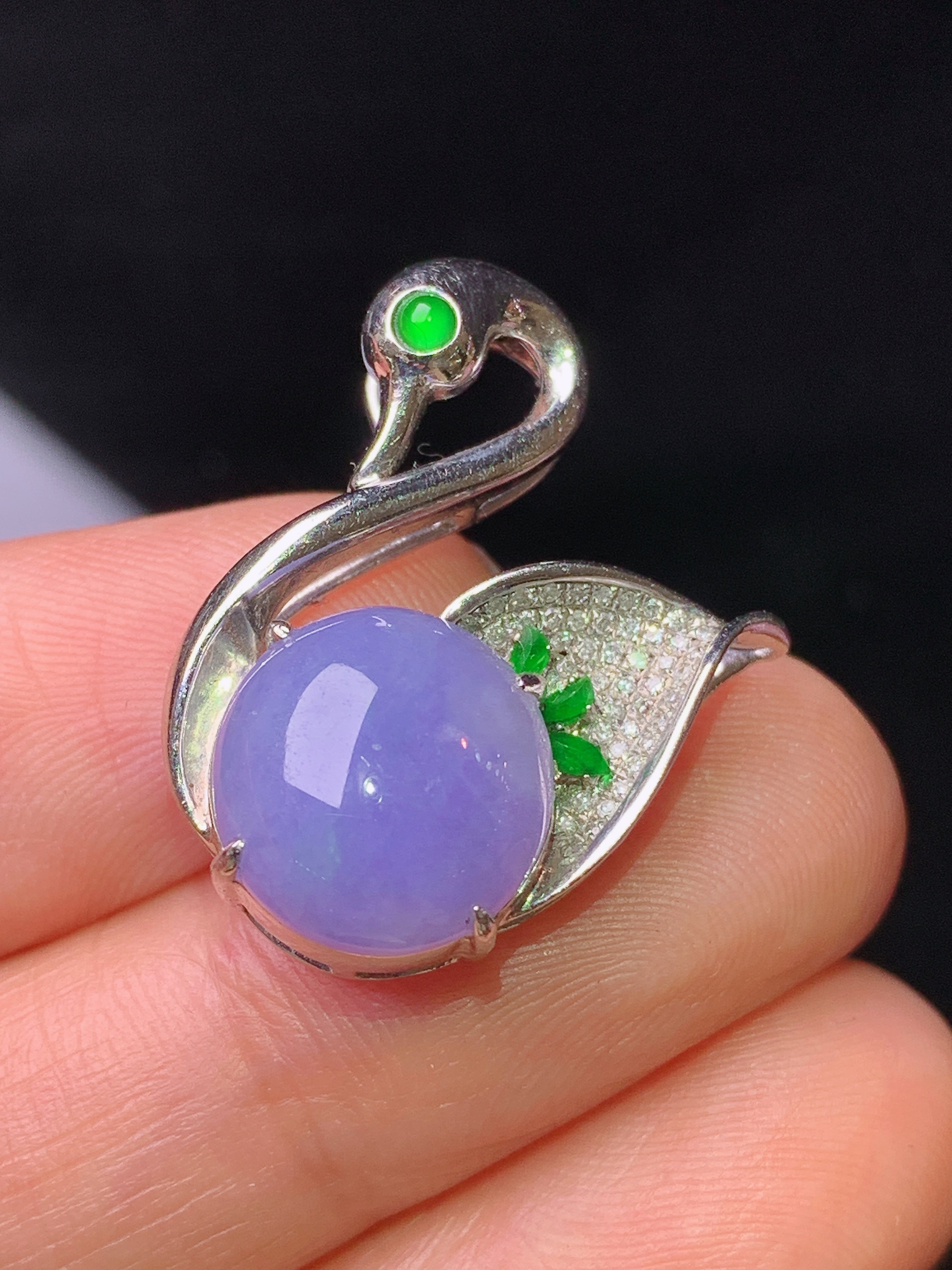 18k金钻镶嵌紫罗兰蛋面吊坠 玉质细腻 色泽艳丽 整体尺寸24.3*21.5*8x2