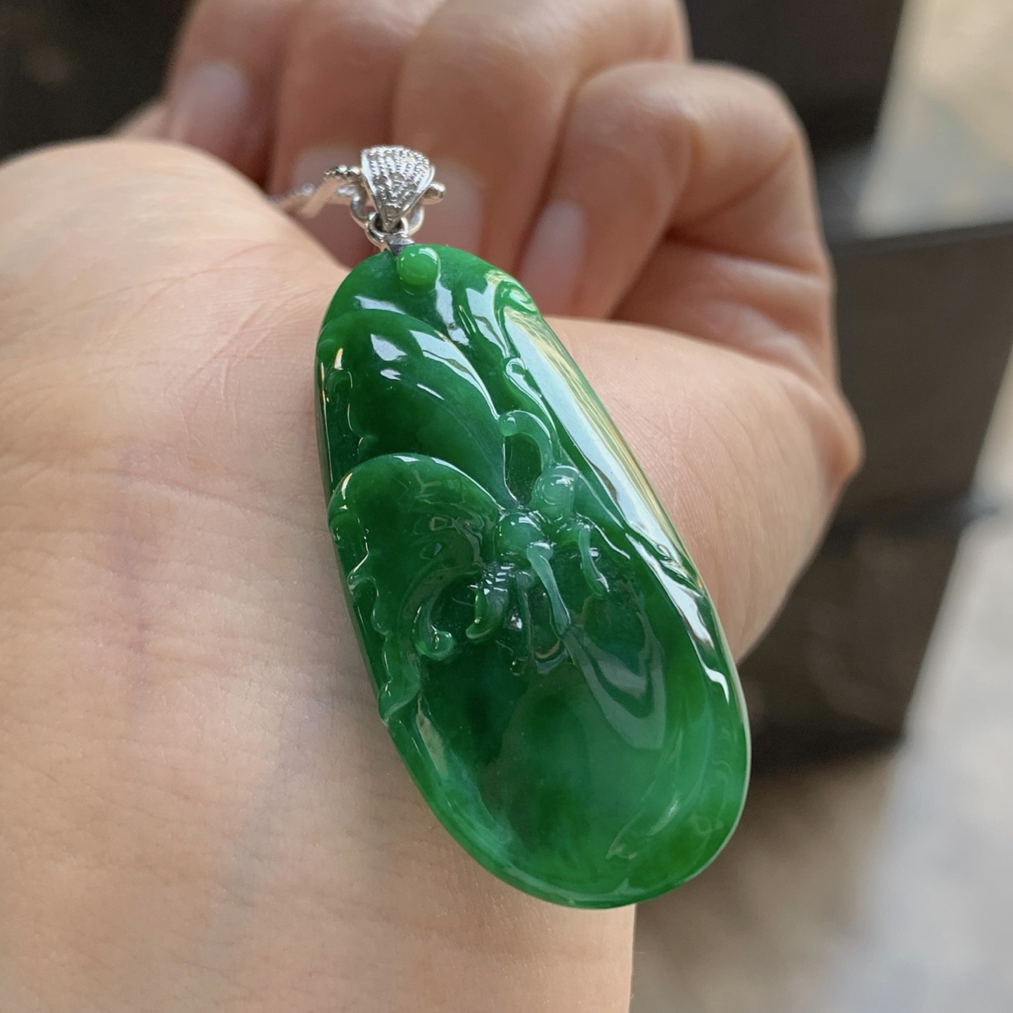 金扣辣绿色吊坠^_^颜色鲜艳 玉质温润