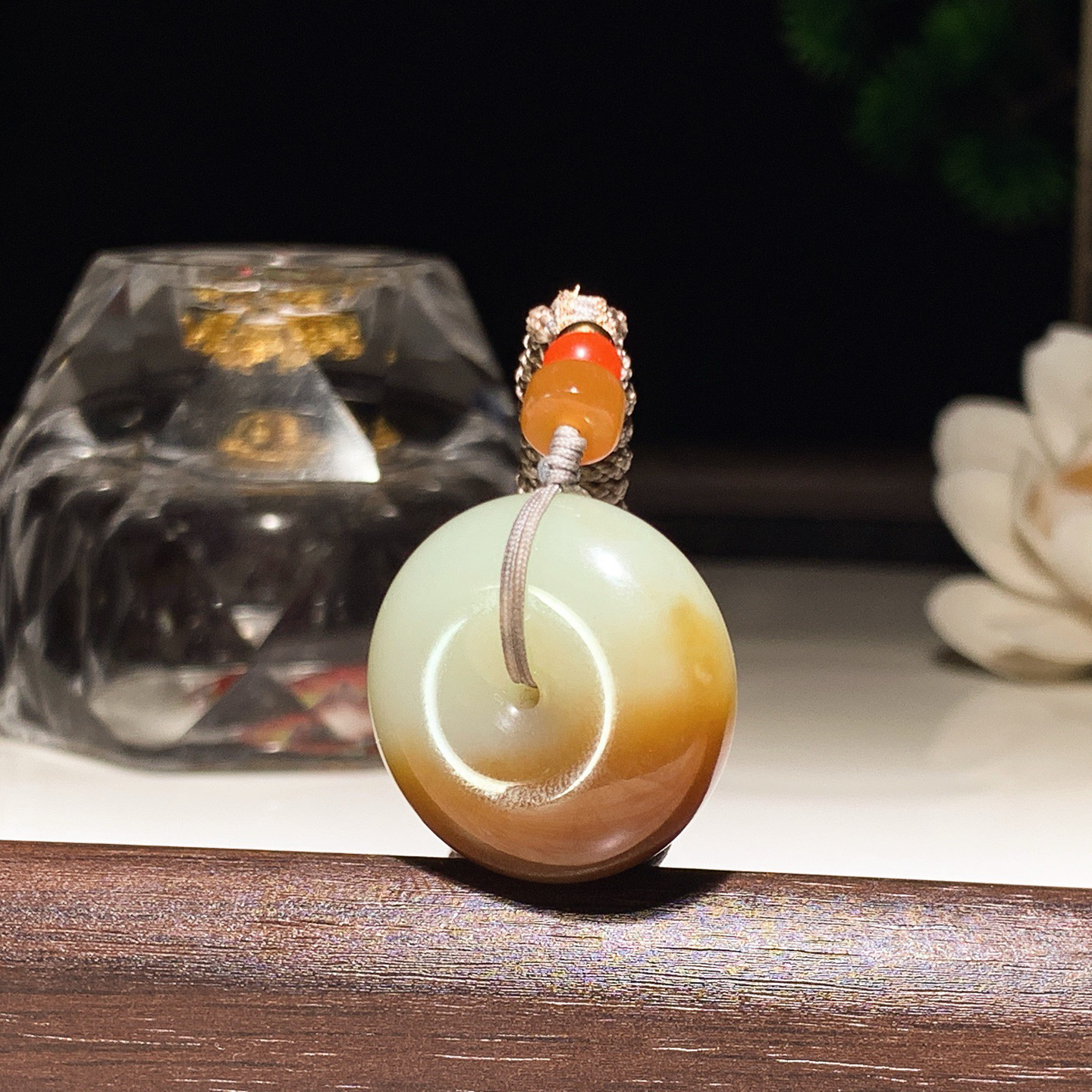 新疆和田玉白且末糖平安扣挂件。尺寸23/10重12.7克。玉质细腻油润。手推出油。佩戴高端典雅。lt260309