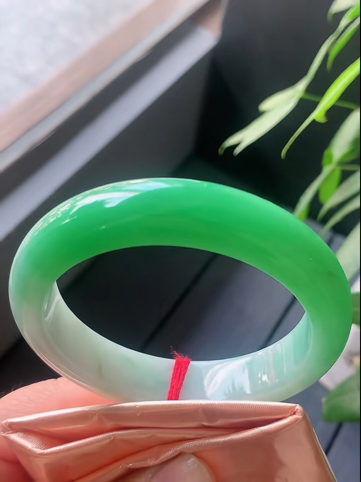 【翡翠名称】老坑种冰阳绿57正圈口手镯
【翡翠尺寸】57/13.2/8.2mm适合56-58正圈口佩戴
【翡翠描述】宝贝种老水足，玉质细腻，色泽靓丽，性价比高，佩戴效果好！
【其它赠送】权威证书/精美挂绳盒子/支持全国复检