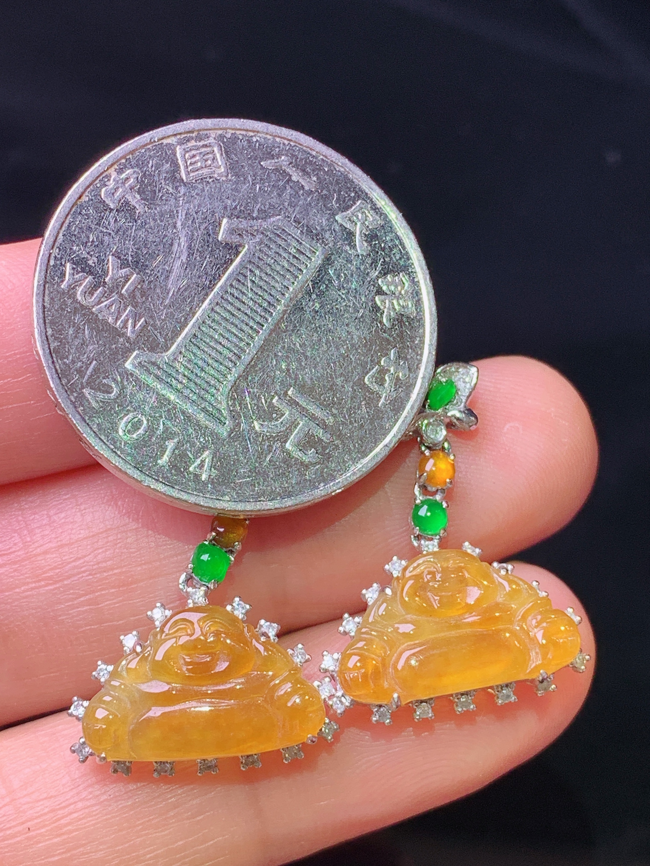 18k金钻镶嵌黄翡佛公耳坠 玉质细腻 色泽艳丽 整体尺寸23.6*16*4.8x2