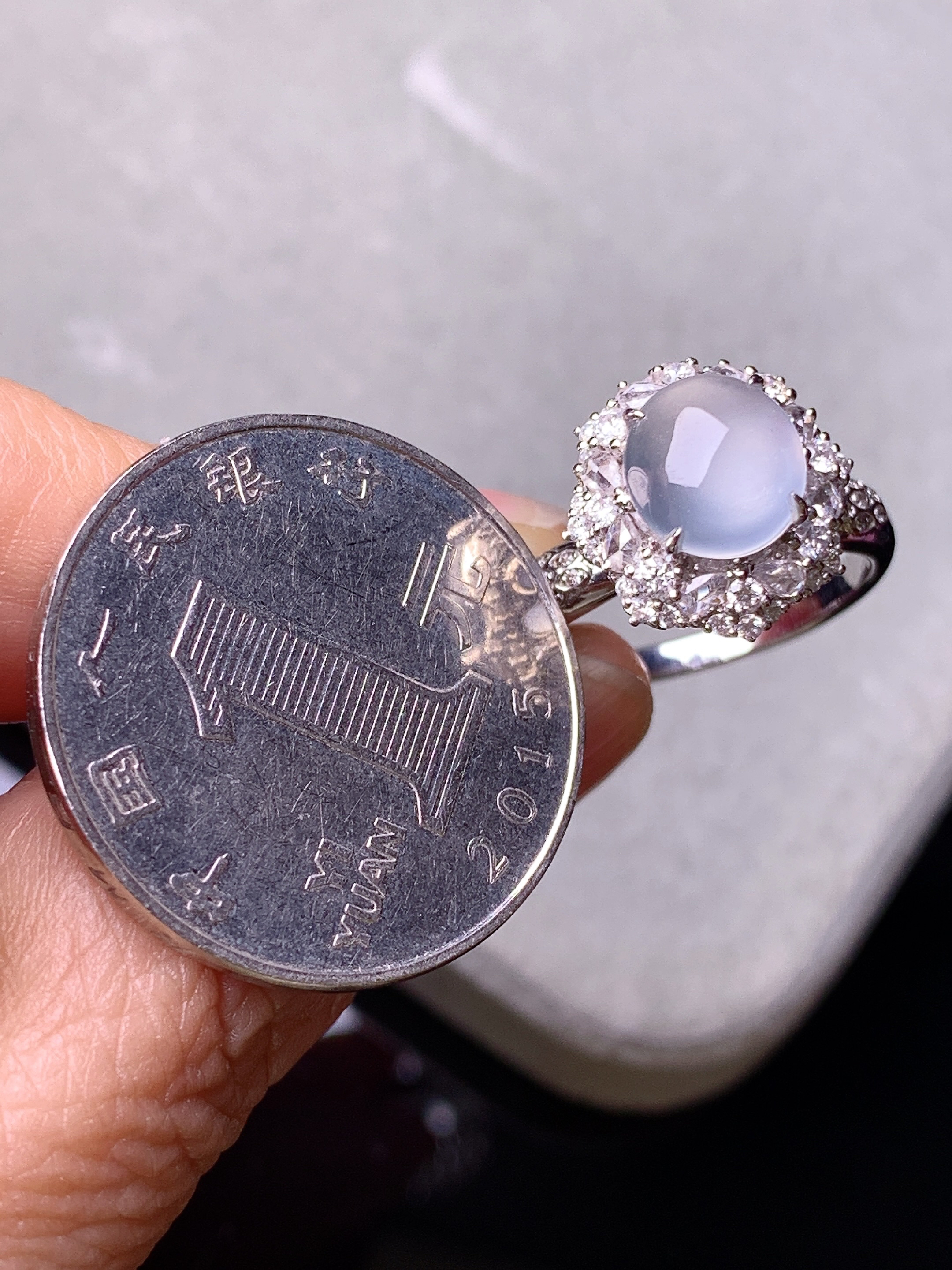 18k金钻镶嵌冰种蛋面戒指 玉质细腻 色泽艳丽 圈口13.5 整体尺寸13.3*13*10.7t1   裸石8.2*7.5*3.2