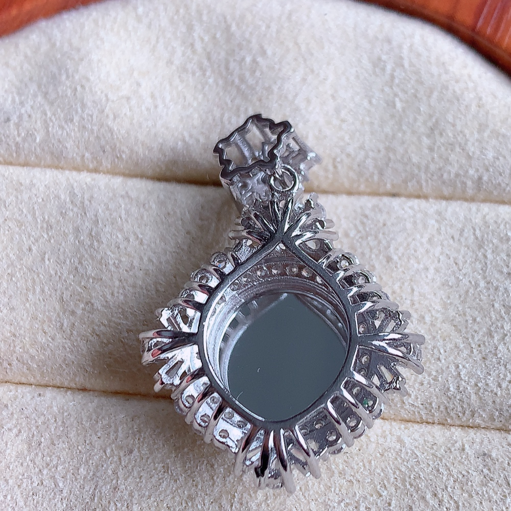 冰润满绿无事牌翡翠吊坠，平平安安，万事如意，沁人心脾，清秀高雅，925银镶  W815.9  整体尺寸：30-21-8.5mm   裸石尺寸：12mm