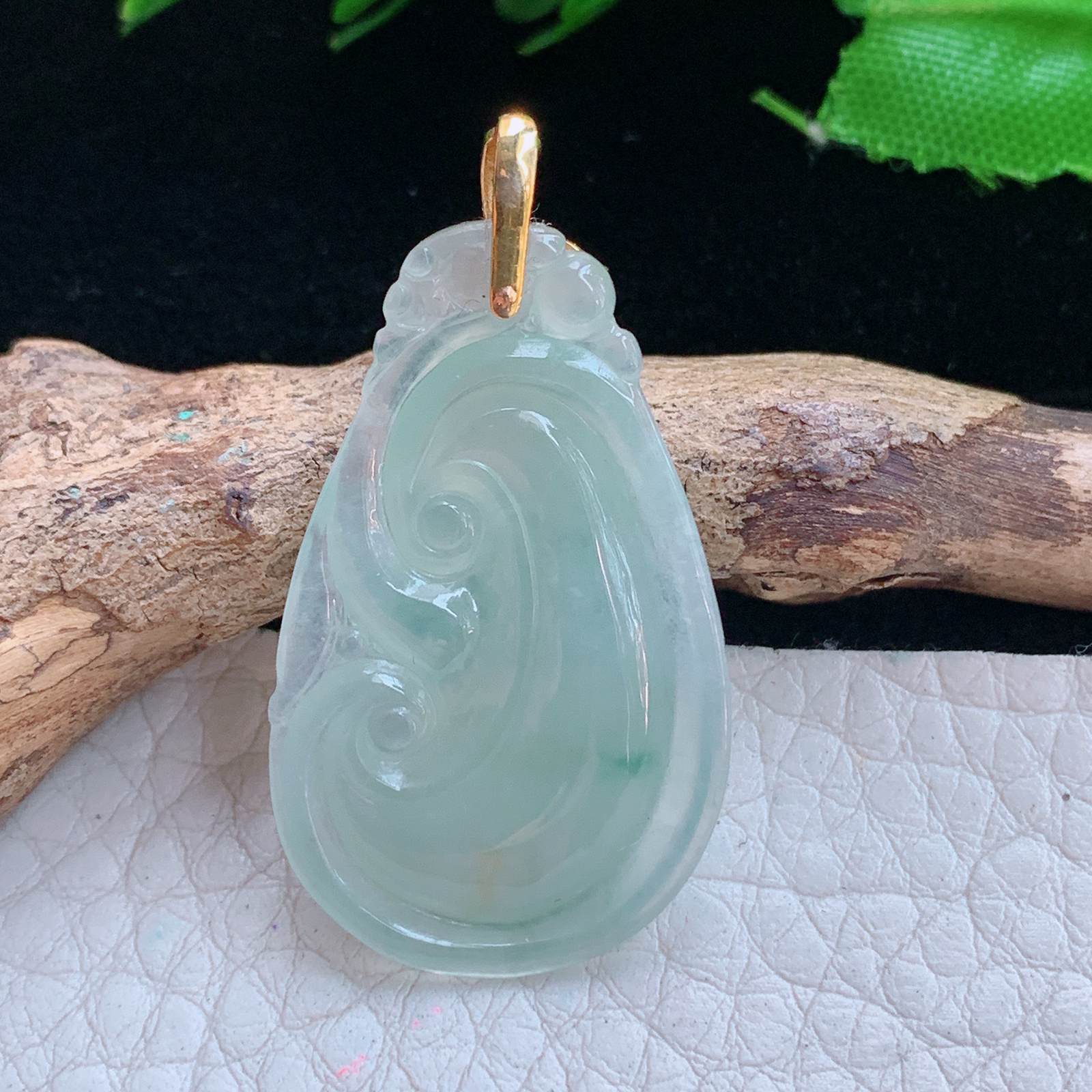 gp实拍38*20*5.2缅甸翡翠a货精雕冰晴如意玉吊坠 玉挂件