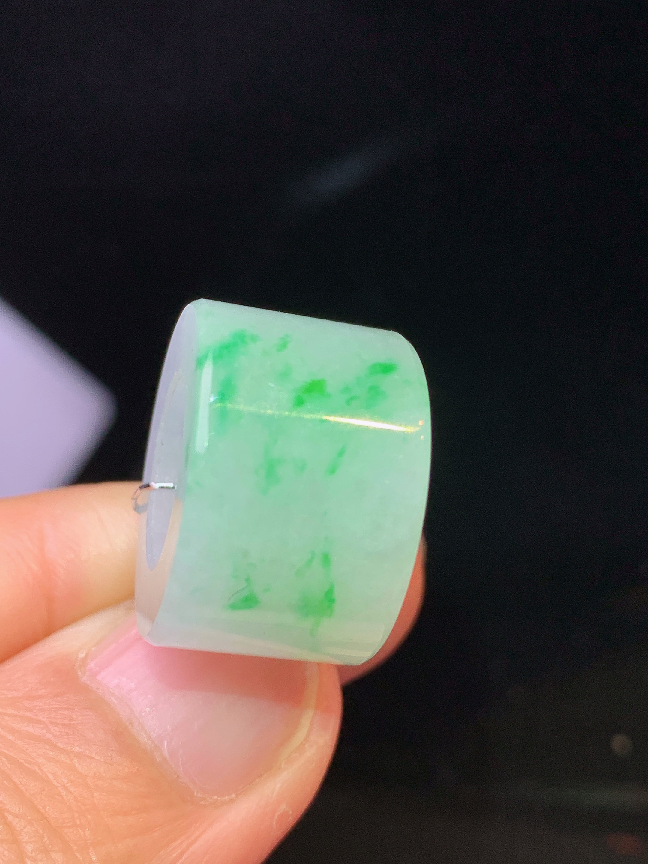 飘绿路路通吊坠 玉质细腻 色泽艳丽清新 水润亮眼 整体尺寸18.2*12*4j1