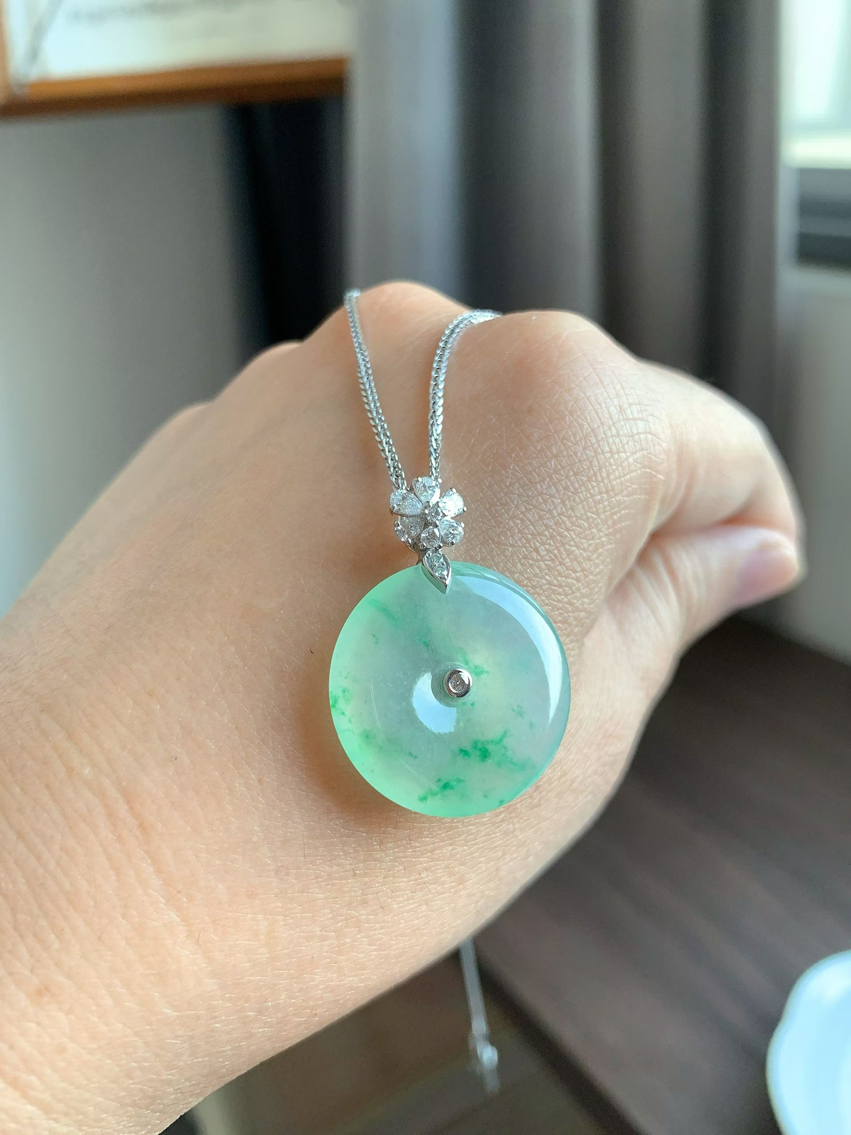 冰飘阳绿花平安扣

裸石22.8*22.8*4.5 整体长度30.6mm
18k金钻石镶嵌