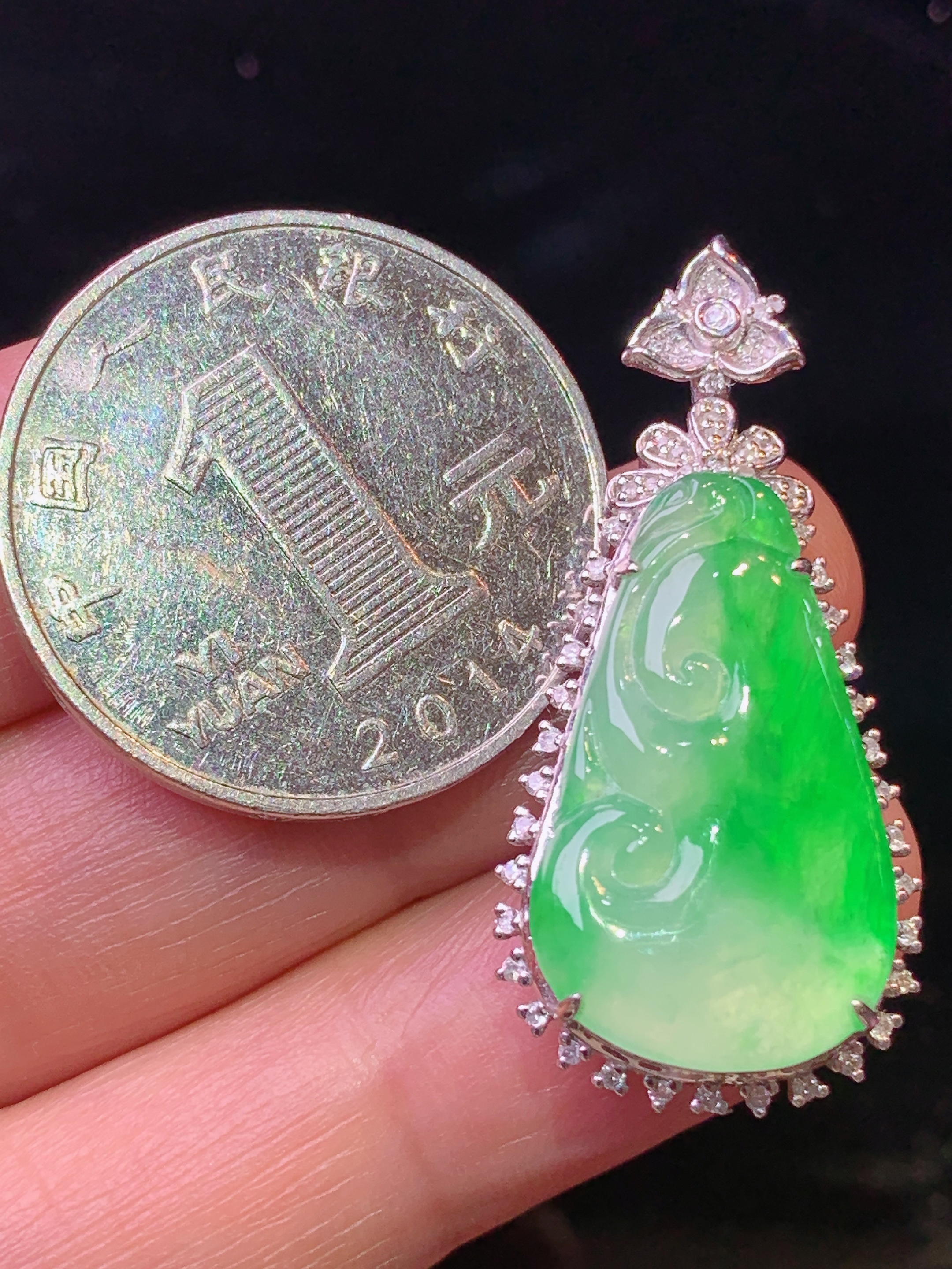 18k金钻镶嵌翠绿如意吊坠 玉质细腻 色泽艳丽 整体尺寸35*16.5*8x2