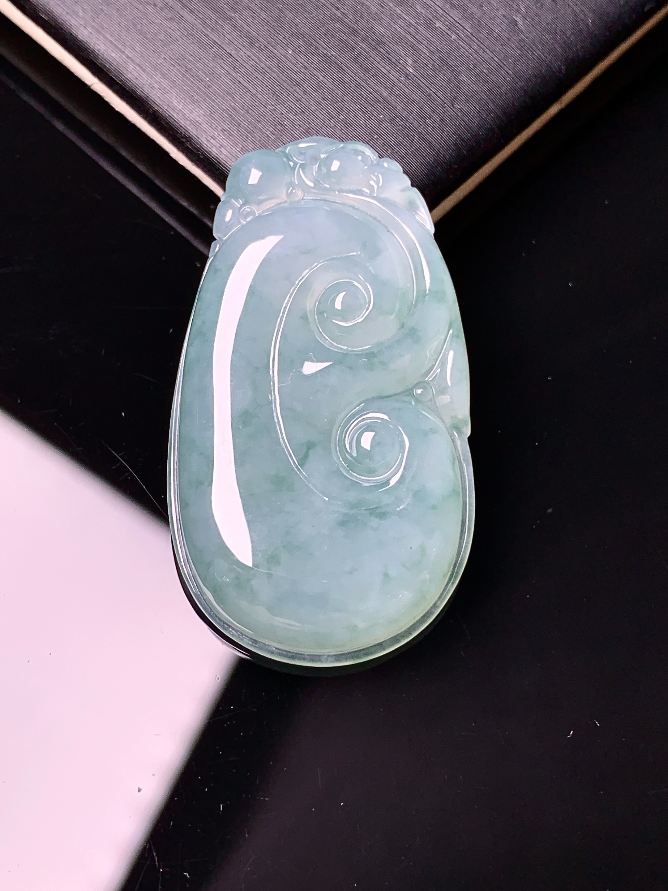 冰种飘绿如意吊坠 玉质细腻 色泽艳丽清新 水润亮眼 整体尺寸35.2*19.8*5.2d1