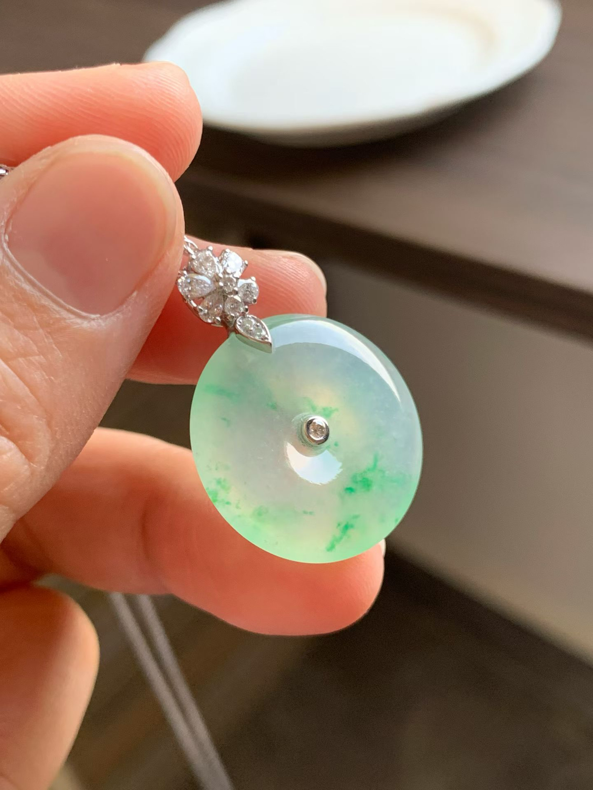 冰飘阳绿花平安扣

裸石22.8*22.8*4.5 整体长度30.6mm
18k金钻石镶嵌