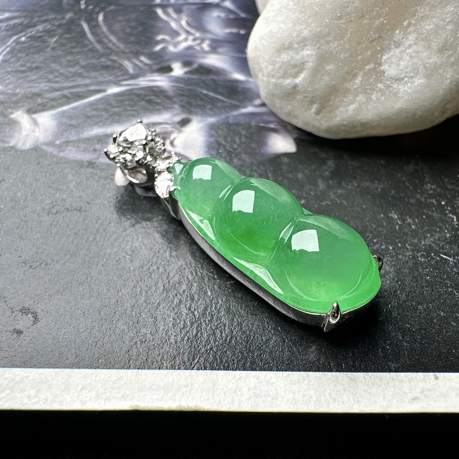 【冰种绿福豆吊坠】种地上乘，冰感十足，通透起光，饱满圆润，收藏品质，18k金钻镶嵌，裸石尺寸19.6*8.5*6毫米