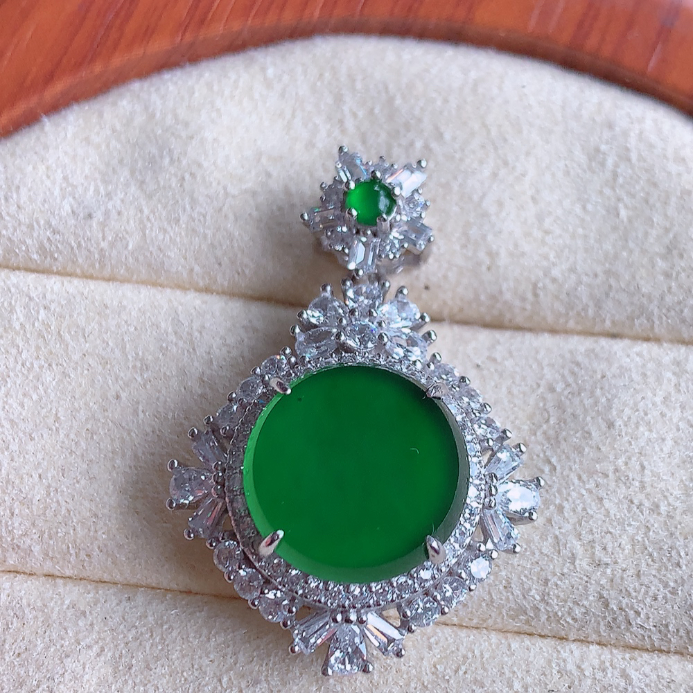 冰润满绿无事牌翡翠吊坠，平平安安，万事如意，沁人心脾，清秀高雅，925银镶  W815.9  整体尺