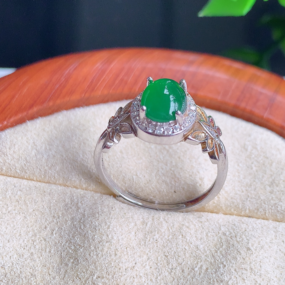 冰润满绿精美环形翡翠戒指  玉质细腻  冰清玉润  飘花灵动  颜色漂亮  W481.9   内径尺寸：17mm  裸石尺寸：8-6mm