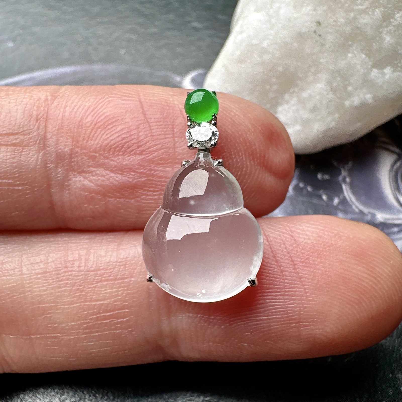 【玻璃种葫芦吊坠】质地细腻清爽，荧光感强烈，起刚光强烈，18K金钻镶嵌，裸石尺寸13.4*11.1*