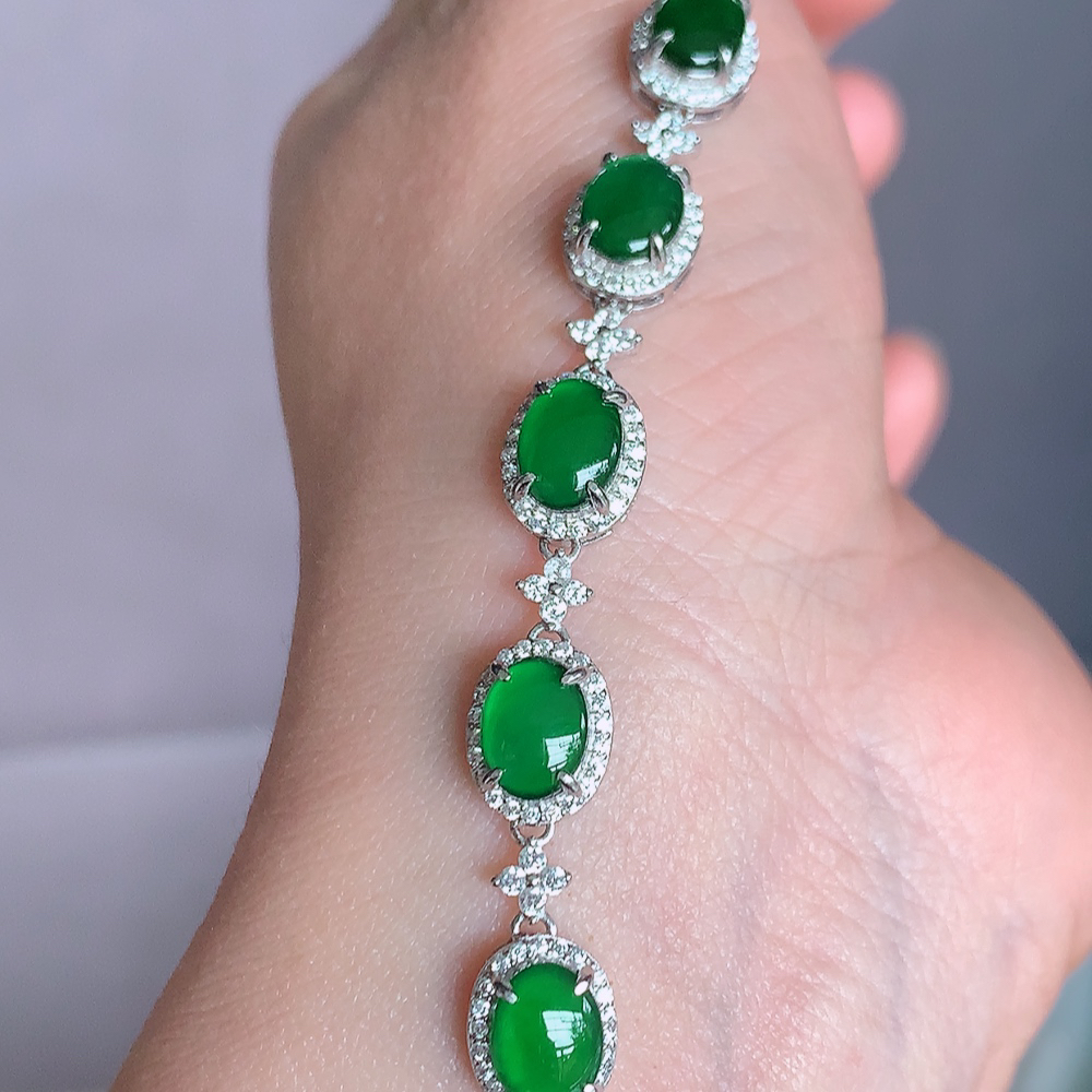 冰润翡翠满绿蛋面手链，水水润润，珠圆玉润，颜色鲜艳，妙明清净，清秀高雅，佩戴效果优雅迷人！性价比超值 W815.9  取一尺寸：10-8-5.3mm  裸石尺寸：7.7-5.7mm