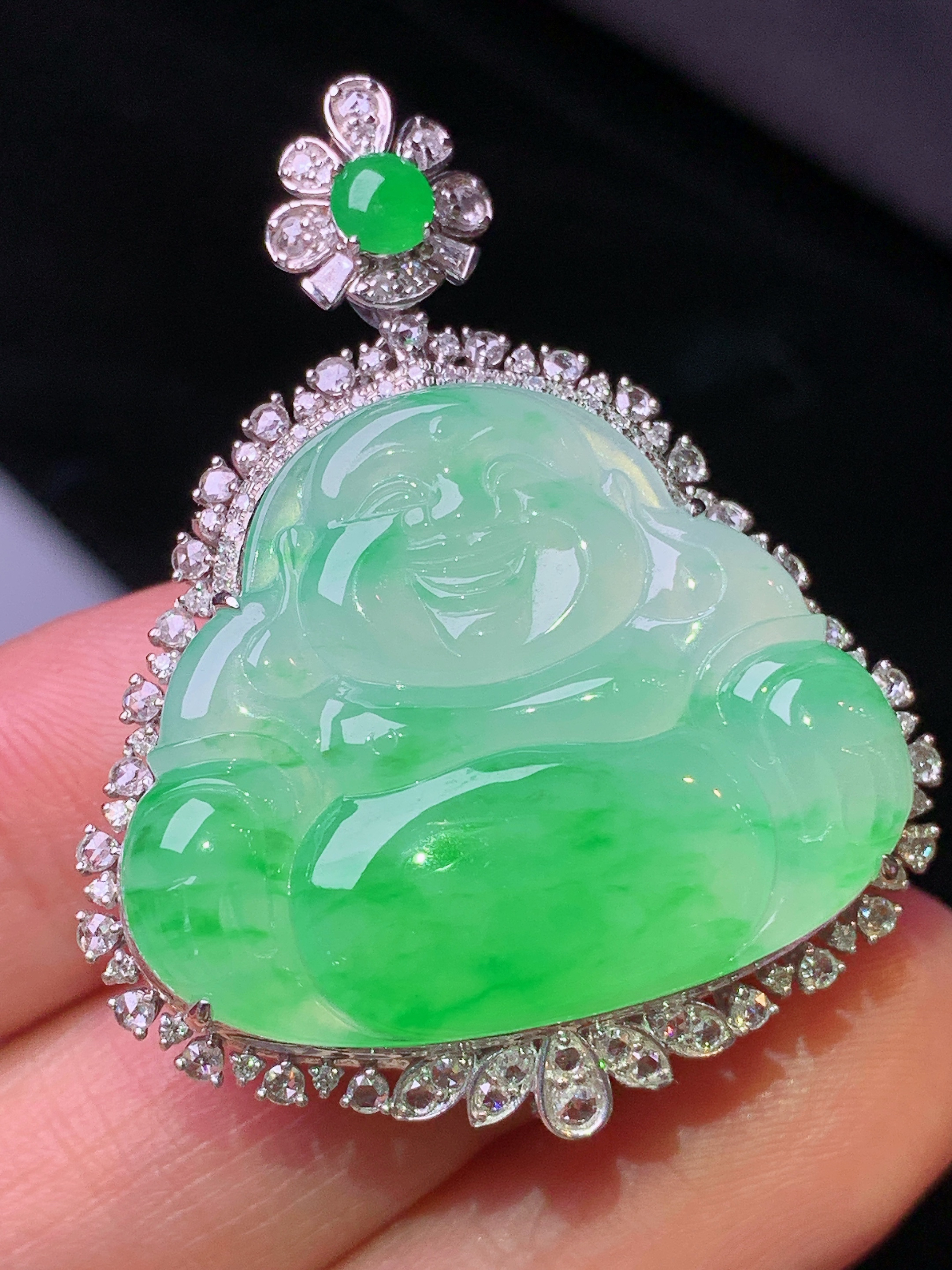 18k金钻镶嵌翠绿佛公吊坠 玉质细腻 色泽艳丽 整体尺寸41*33.2*11.8x2