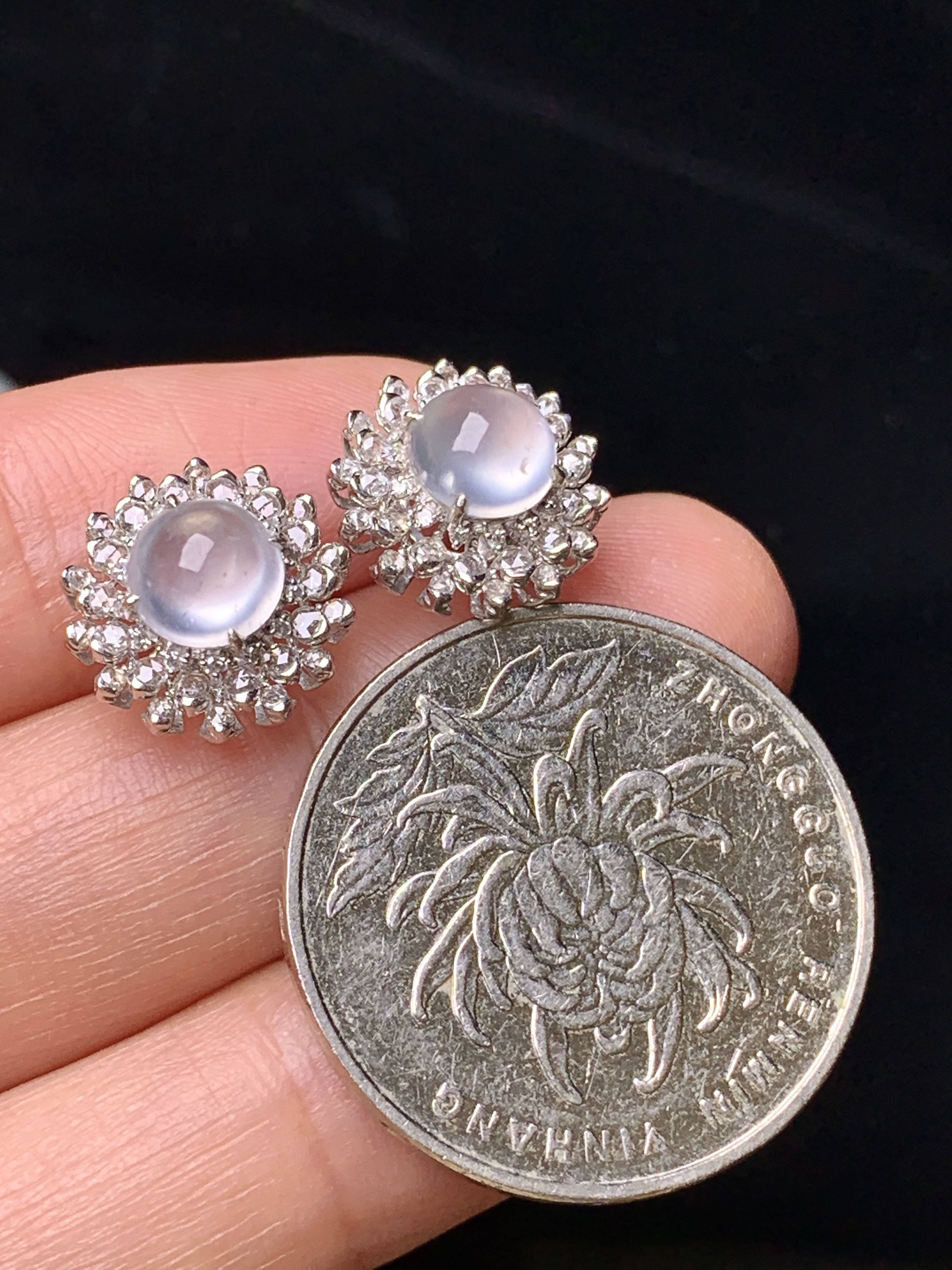 18k金钻镶嵌冰种蛋面耳钉 玉质细腻 色泽艳丽 整体尺寸12*7.5 T1