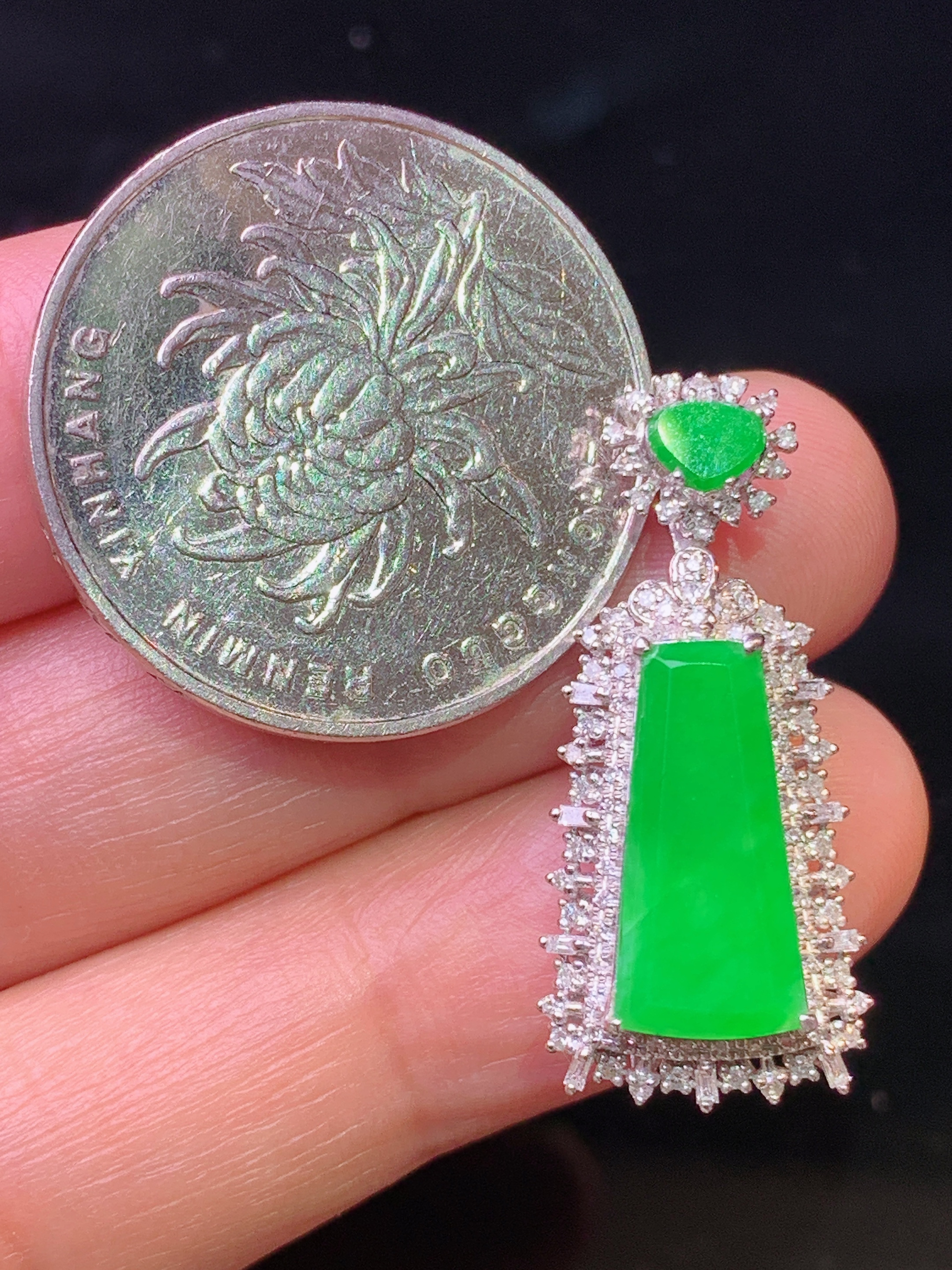 18k金钻镶嵌翠绿无事牌吊坠 玉质细腻 色泽艳丽 整体尺寸28.5*12.6*7.5x2