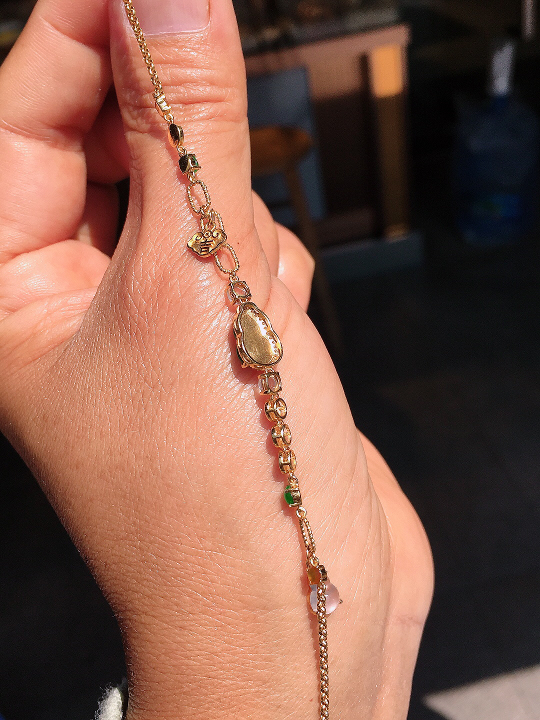 阳绿葫芦手链，色泽均匀艳丽，玉质细腻，荧光感超
强，饱满圆润，尽显优雅气质，18k
金豪华镶嵌