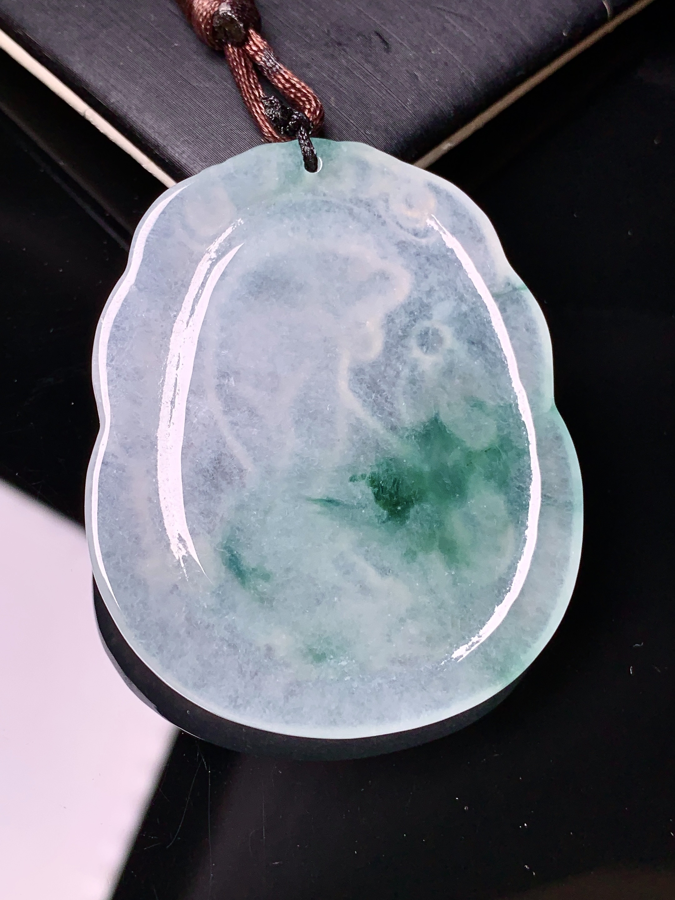 飘绿生肖虎吊坠 玉质细腻 色泽艳丽清新 水润亮眼 整体尺寸50*40.5*5.3b2