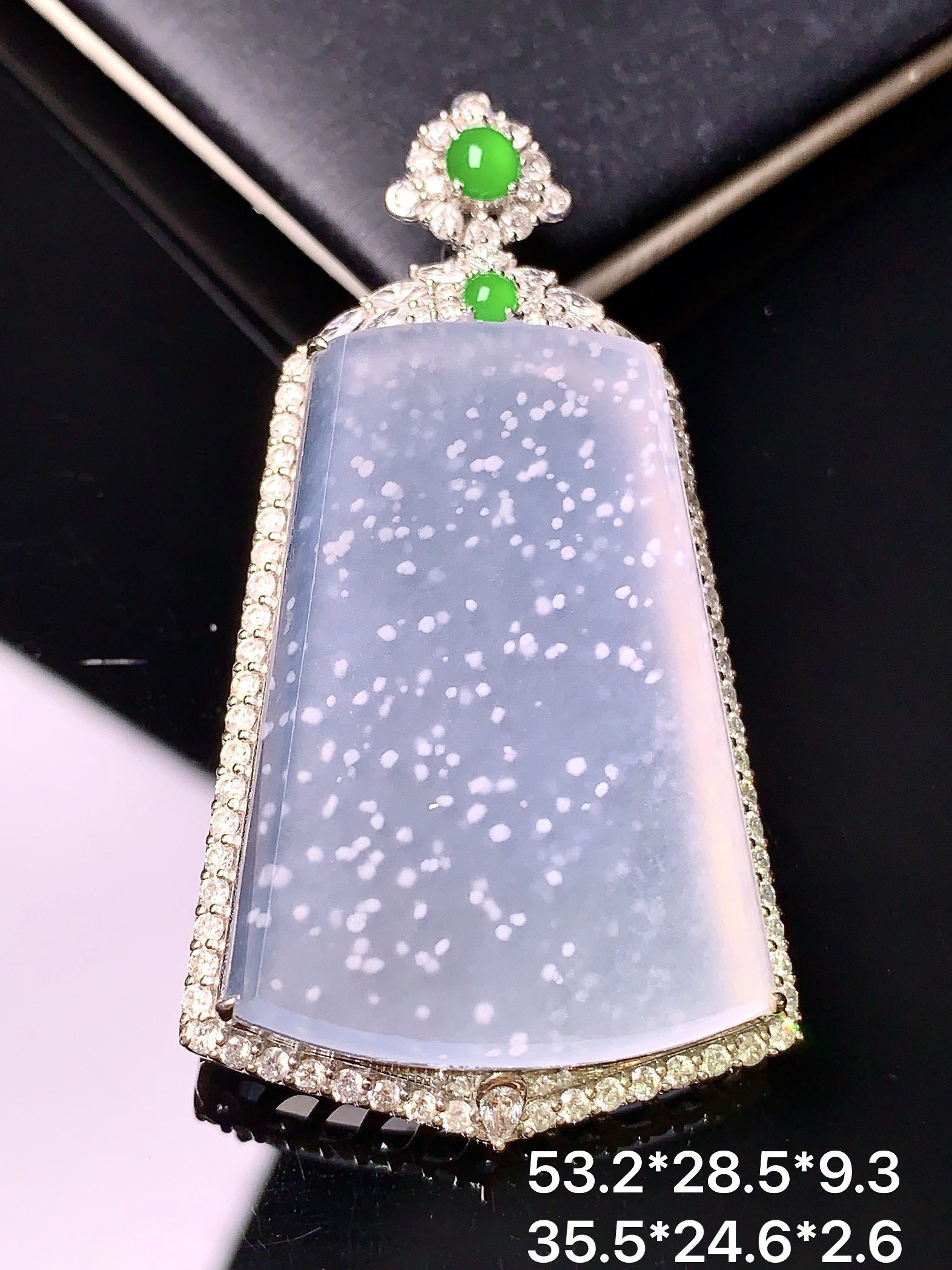 18k金钻镶嵌木那料雪花棉无事牌吊坠 玉质细腻 色泽清新艳丽 整体尺寸53.2*28.5*9.5t1