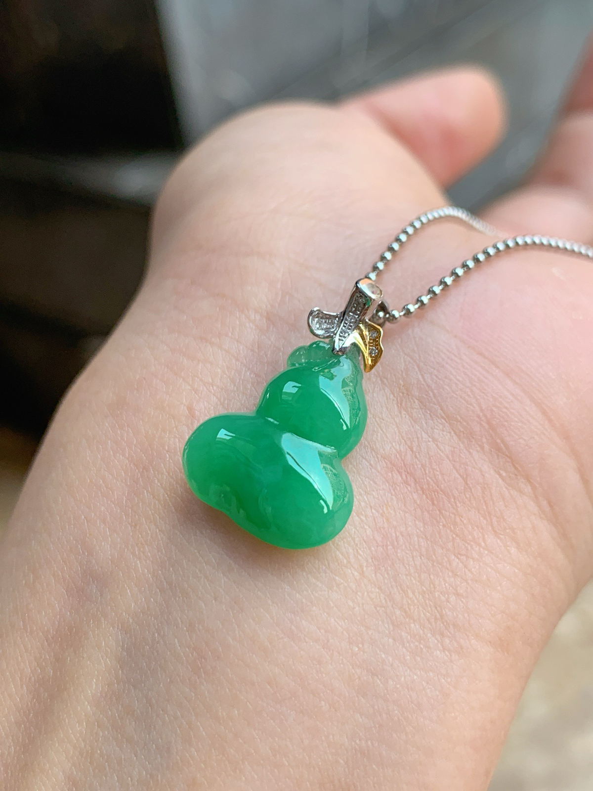 阳绿·葫芦

满色阳绿，晃眼到不行，造型独特灵动，贵气感满满～