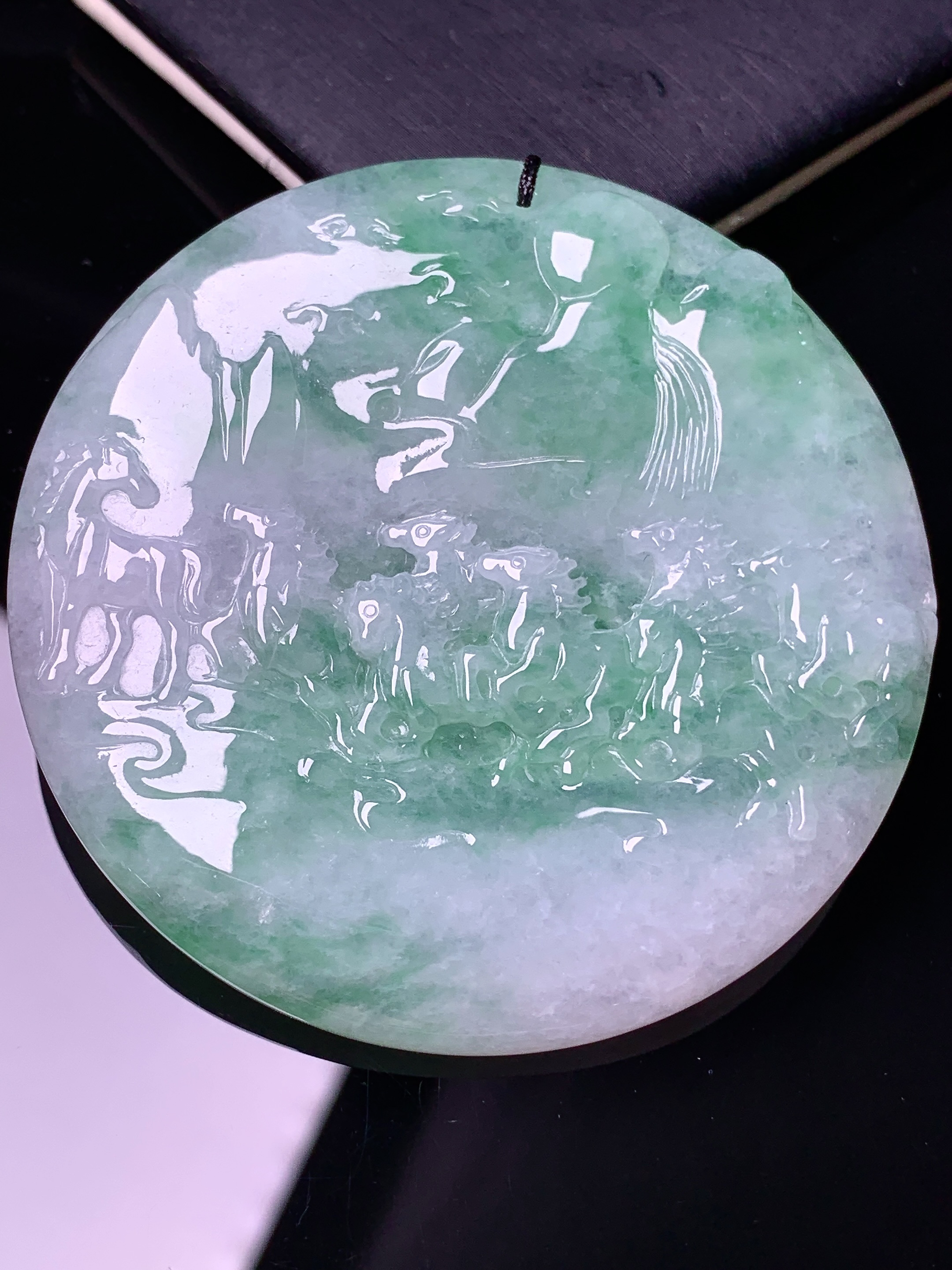 飘绿万马奔腾牌吊坠 玉质细腻 色泽艳丽清新 水润亮眼 整体尺寸56.6*5.6b2