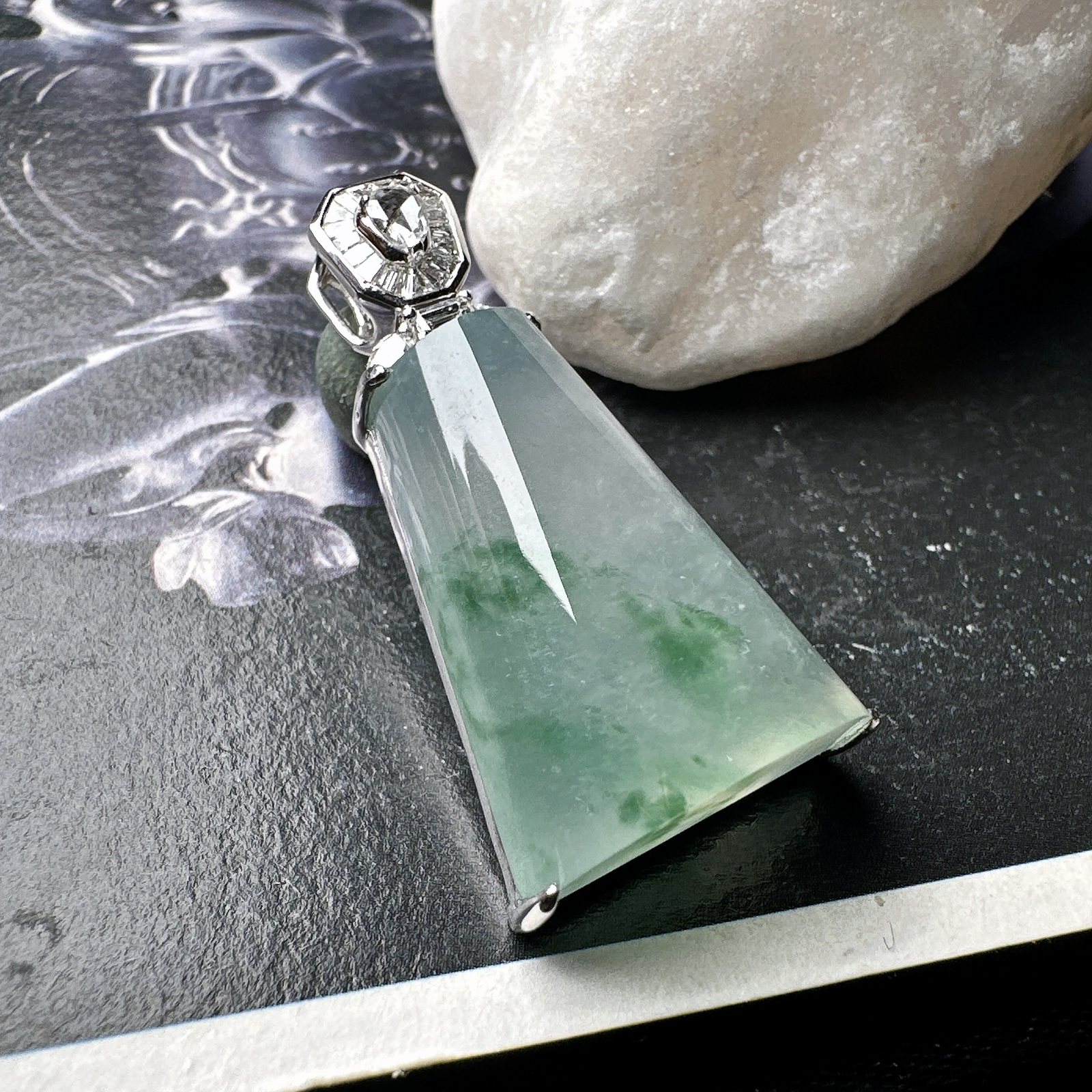 【冰种飘花无事柱】精品，种水上乘，通透闪亮，晶莹剔透。18K金钻镶嵌，裸石尺寸19.8*14.7*7