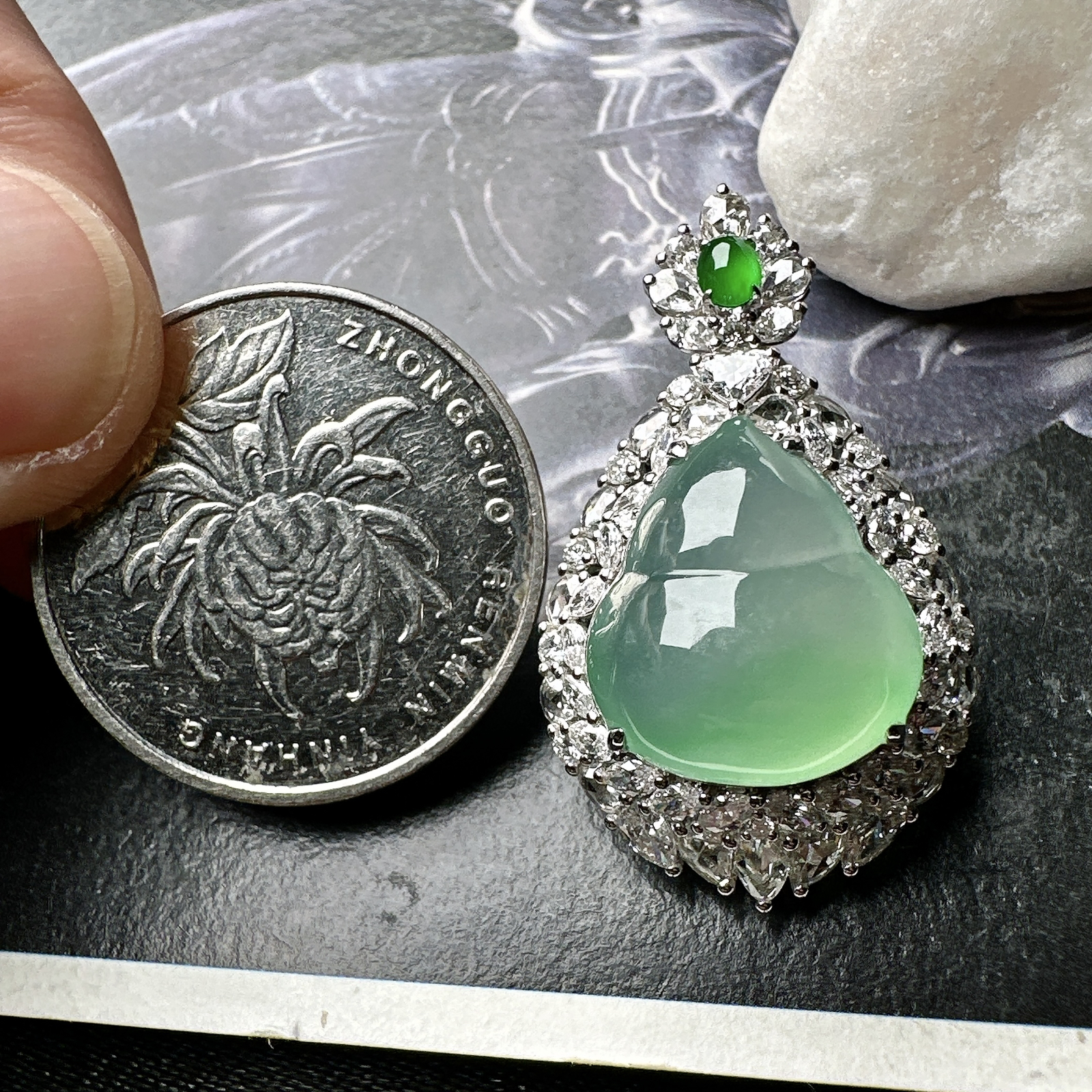 【冰种飘绿葫芦吊坠】质地细腻清爽，荧光感强烈，起刚光强烈，18K金钻镶嵌，裸石尺寸15.5*14.1*6.6毫米