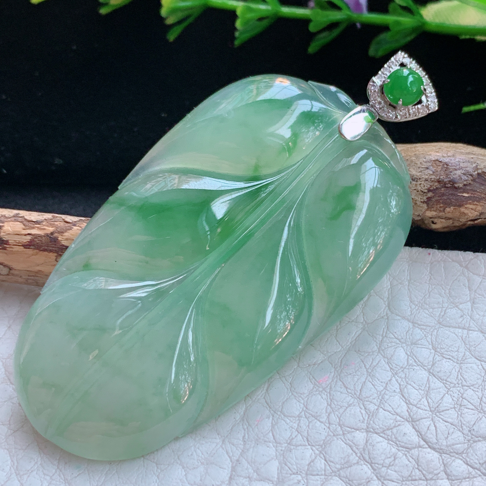 gp实拍66*5.*32.6*5.5缅甸翡翠a货精雕冰飘花大叶子玉吊坠 玉挂件