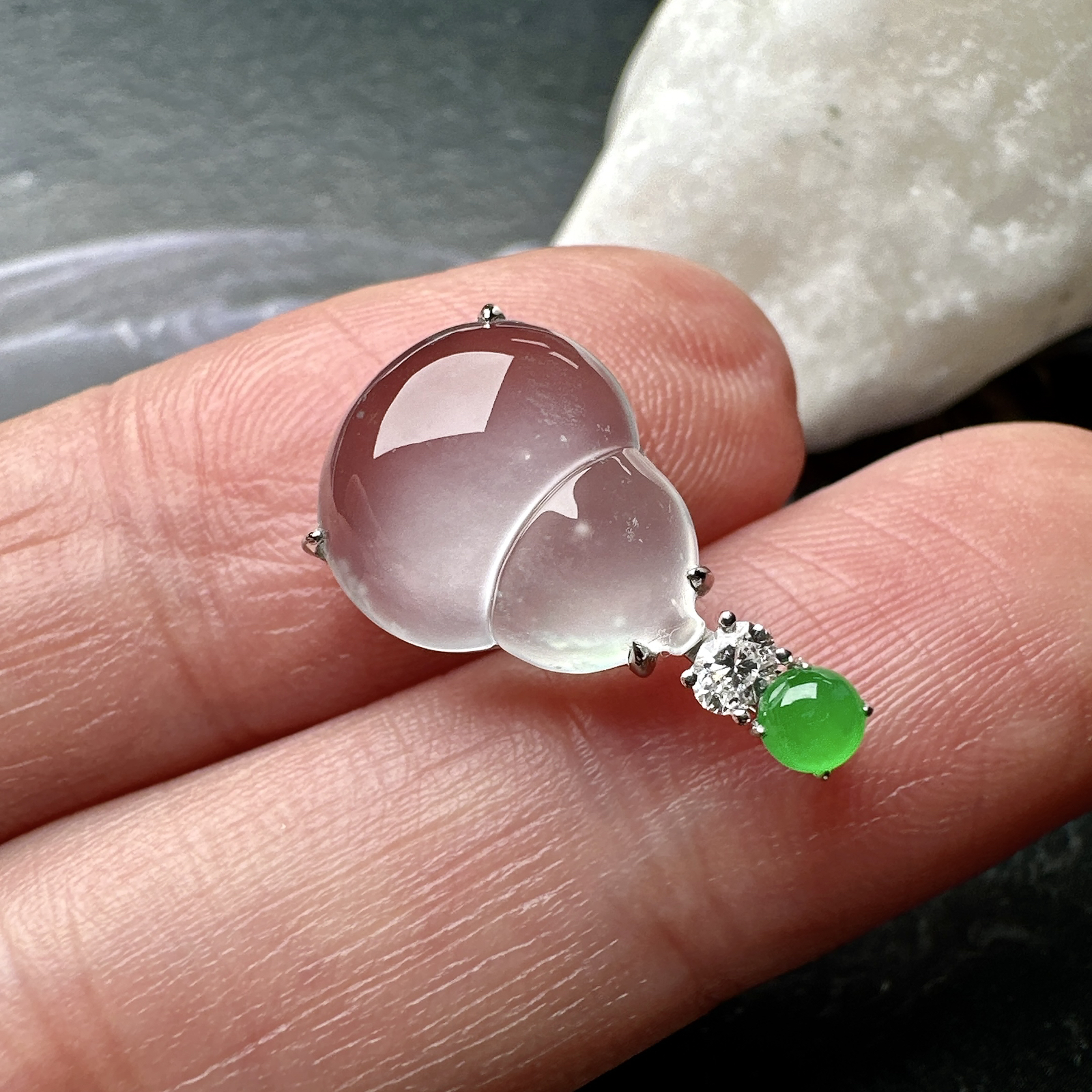 【玻璃种葫芦吊坠】质地细腻清爽，荧光感强烈，起刚光强烈，18K金钻镶嵌，裸石尺寸13.4*11.1*5.1毫米