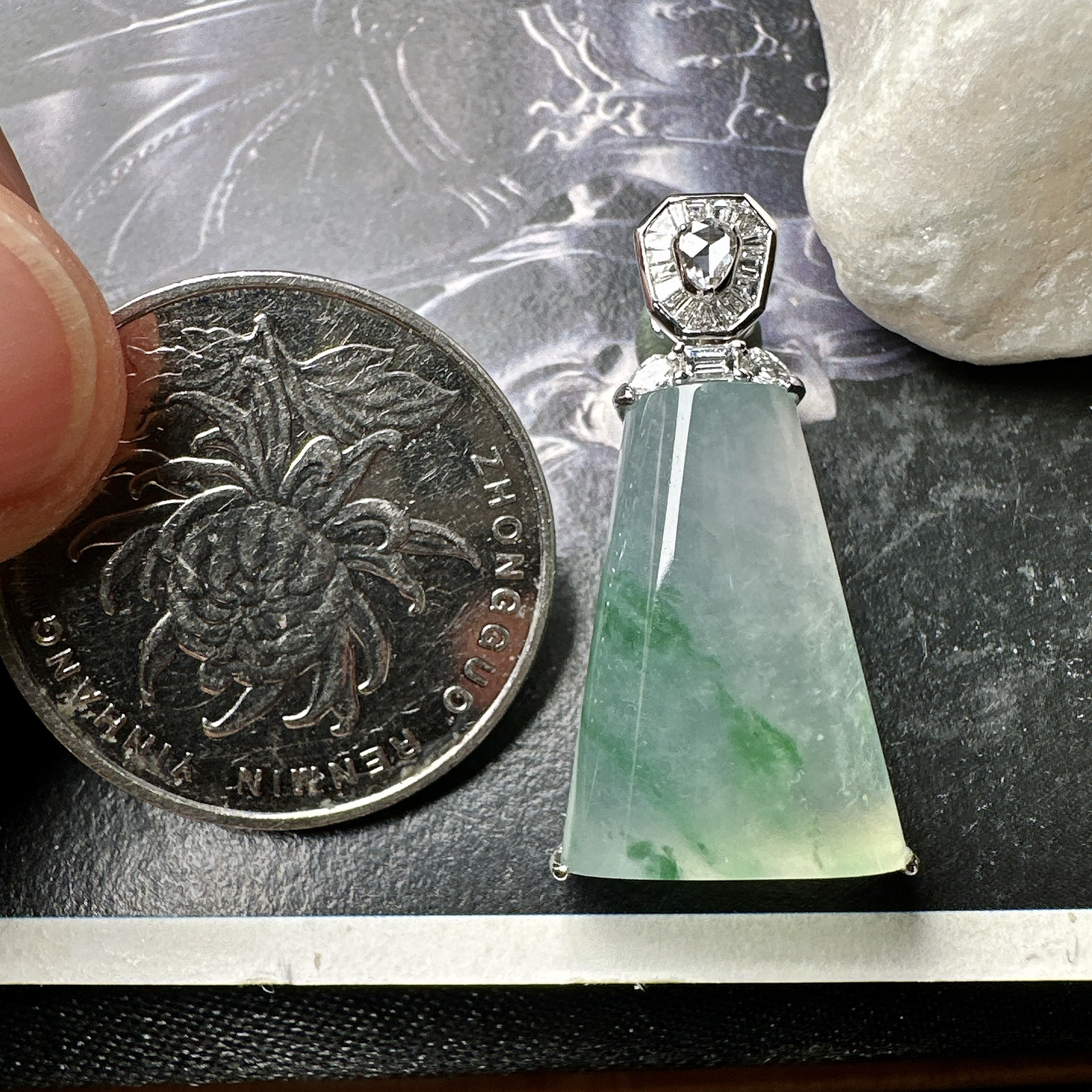 【冰种飘花无事柱】精品，种水上乘，通透闪亮，晶莹剔透。18K金钻镶嵌，裸石尺寸19.8*14.7*7.2毫米