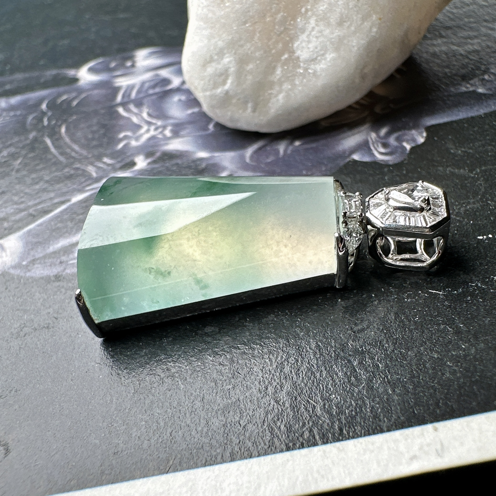 【冰种飘花无事柱】精品，种水上乘，通透闪亮，晶莹剔透。18K金钻镶嵌，裸石尺寸19.8*14.7*7.2毫米