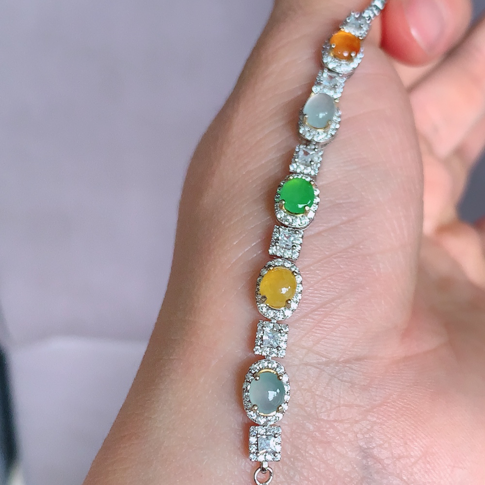 冰润翡翠多宝蛋面手链，水水润润，珠圆玉润，颜色鲜艳，妙明清净，清秀高雅，佩戴效果优雅迷人！性价比超值 W815.9  尺寸：68-5.8-5.6mm  取一裸石尺寸：5.8-4mm