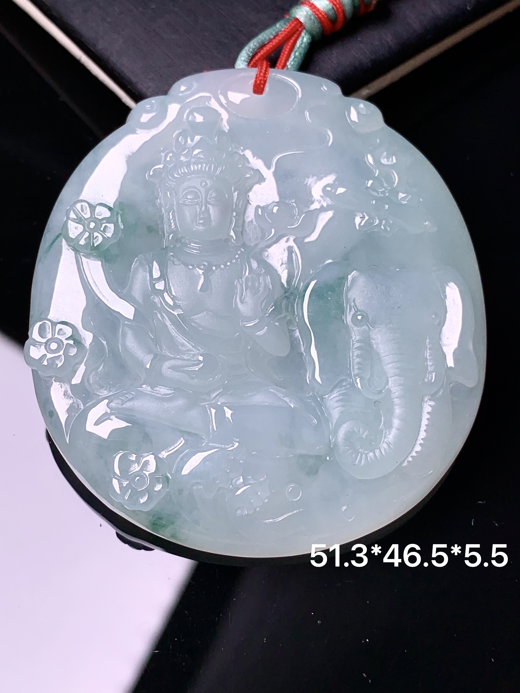 飘绿普贤菩萨吊坠 玉质细腻 色泽艳丽清新 水润亮眼 整体尺寸51.3*46.5*5.5b2